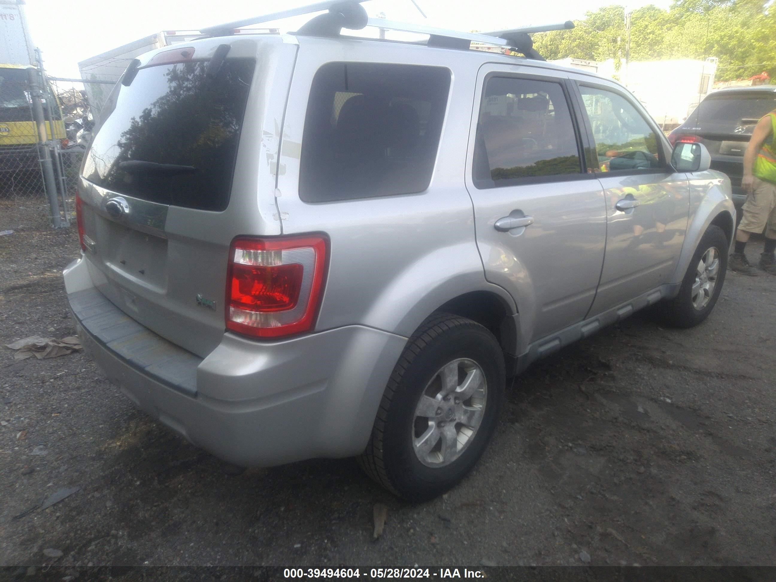 Photo 3 VIN: 1FMCU9EG6AKC73005 - FORD ESCAPE 