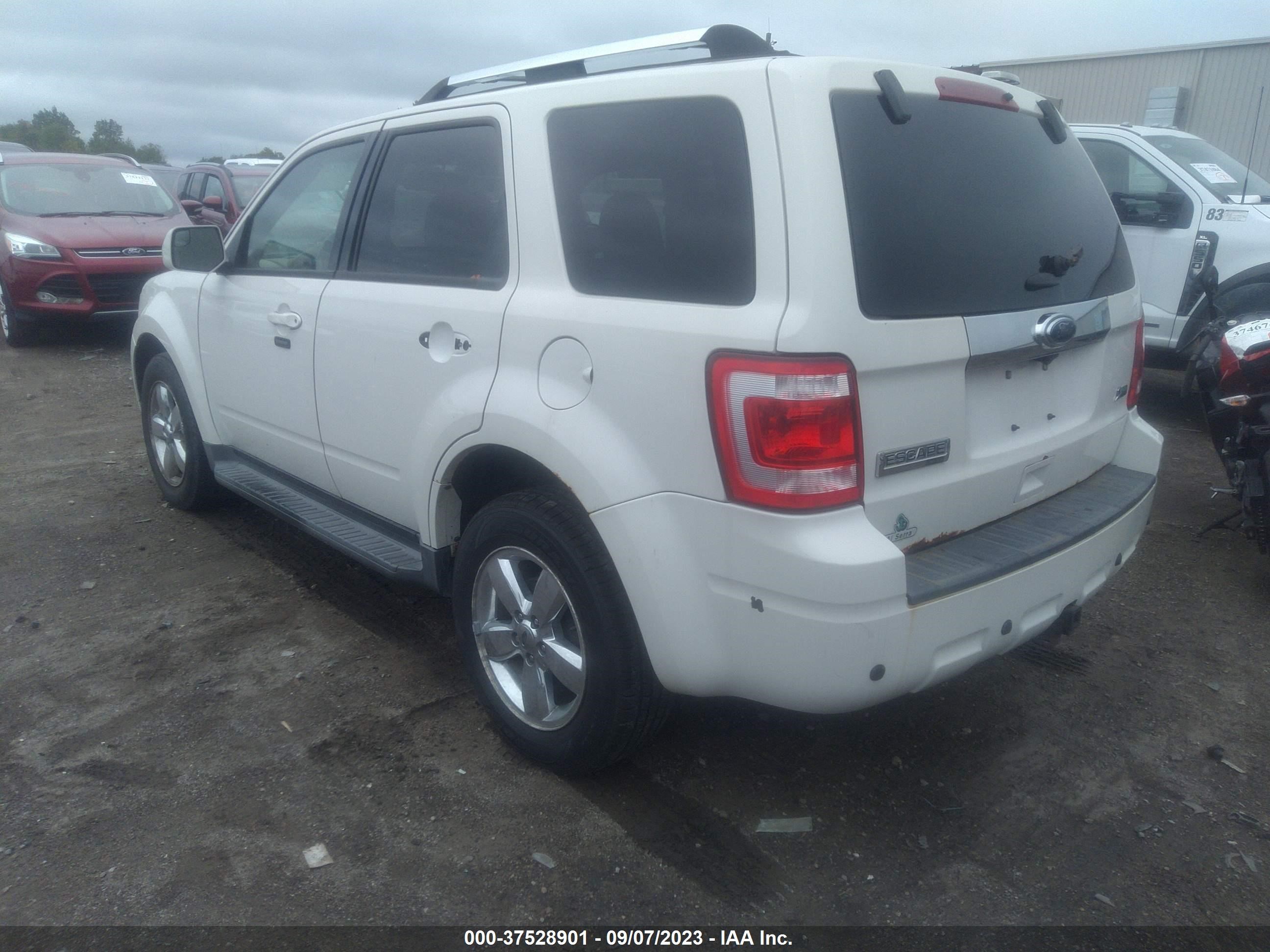 Photo 2 VIN: 1FMCU9EG7BKA97860 - FORD ESCAPE 