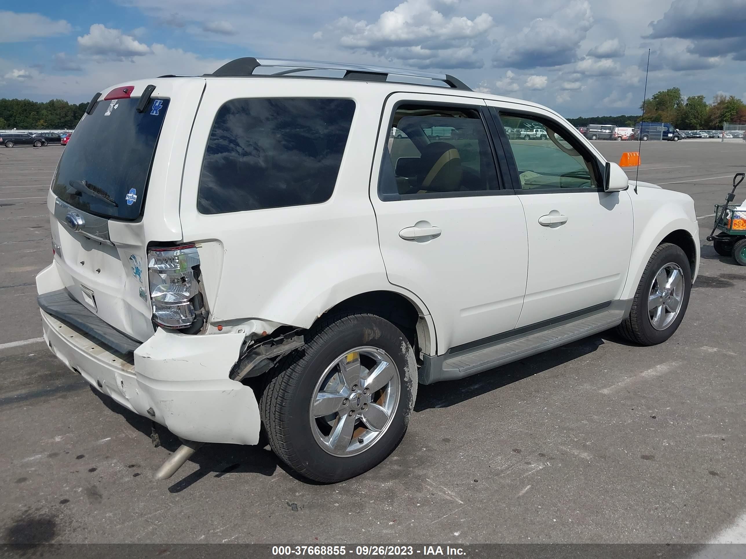 Photo 3 VIN: 1FMCU9EGXBKB58618 - FORD ESCAPE 