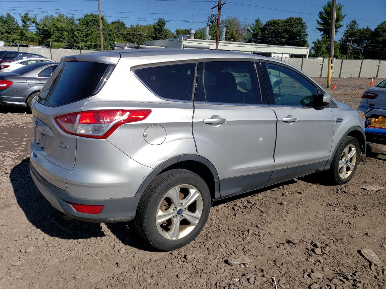 Photo 2 VIN: 1FMCU9G92FUB23628 - FORD ESCAPE 