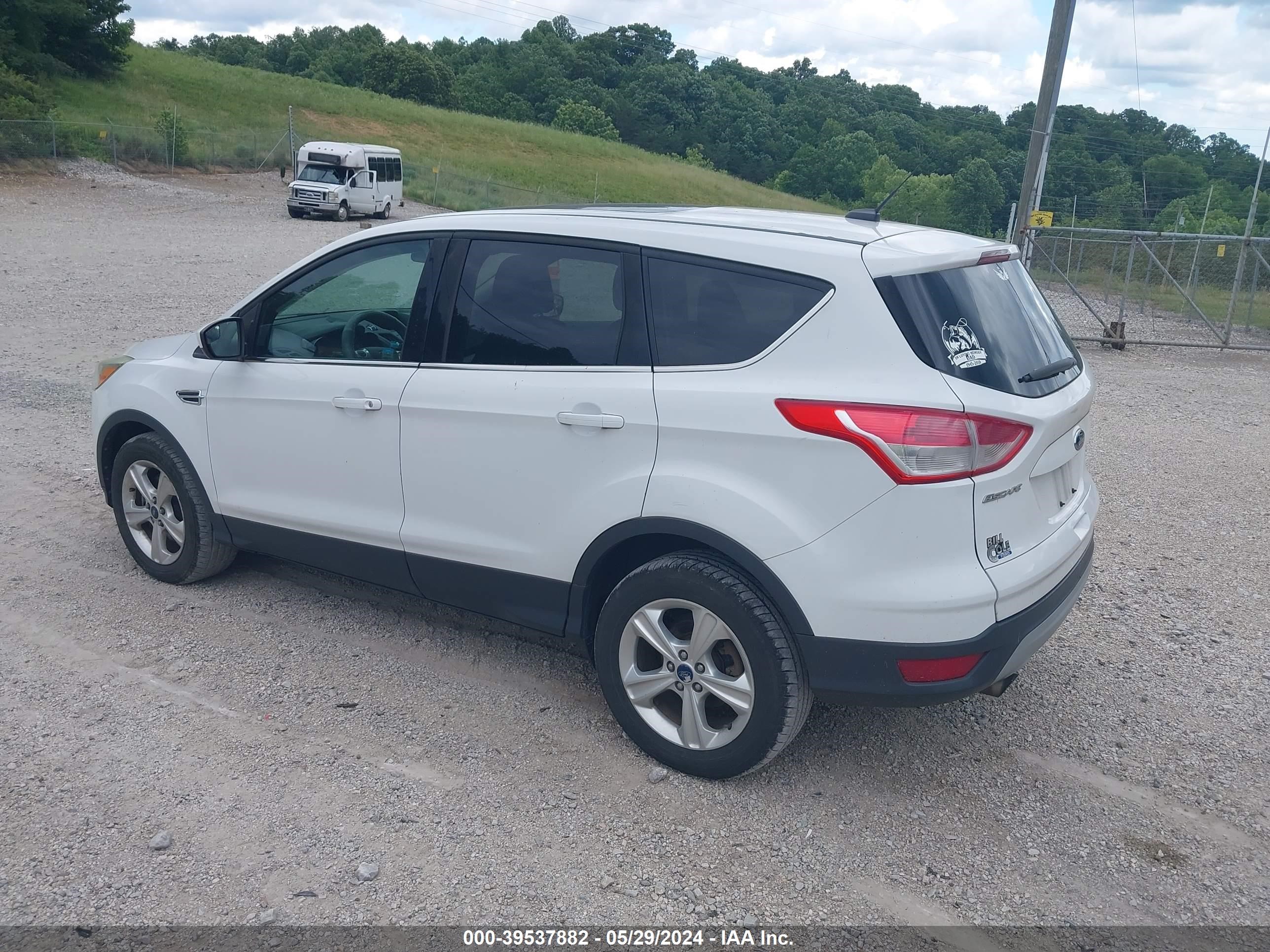 Photo 2 VIN: 1FMCU9G99FUA18679 - FORD ESCAPE 