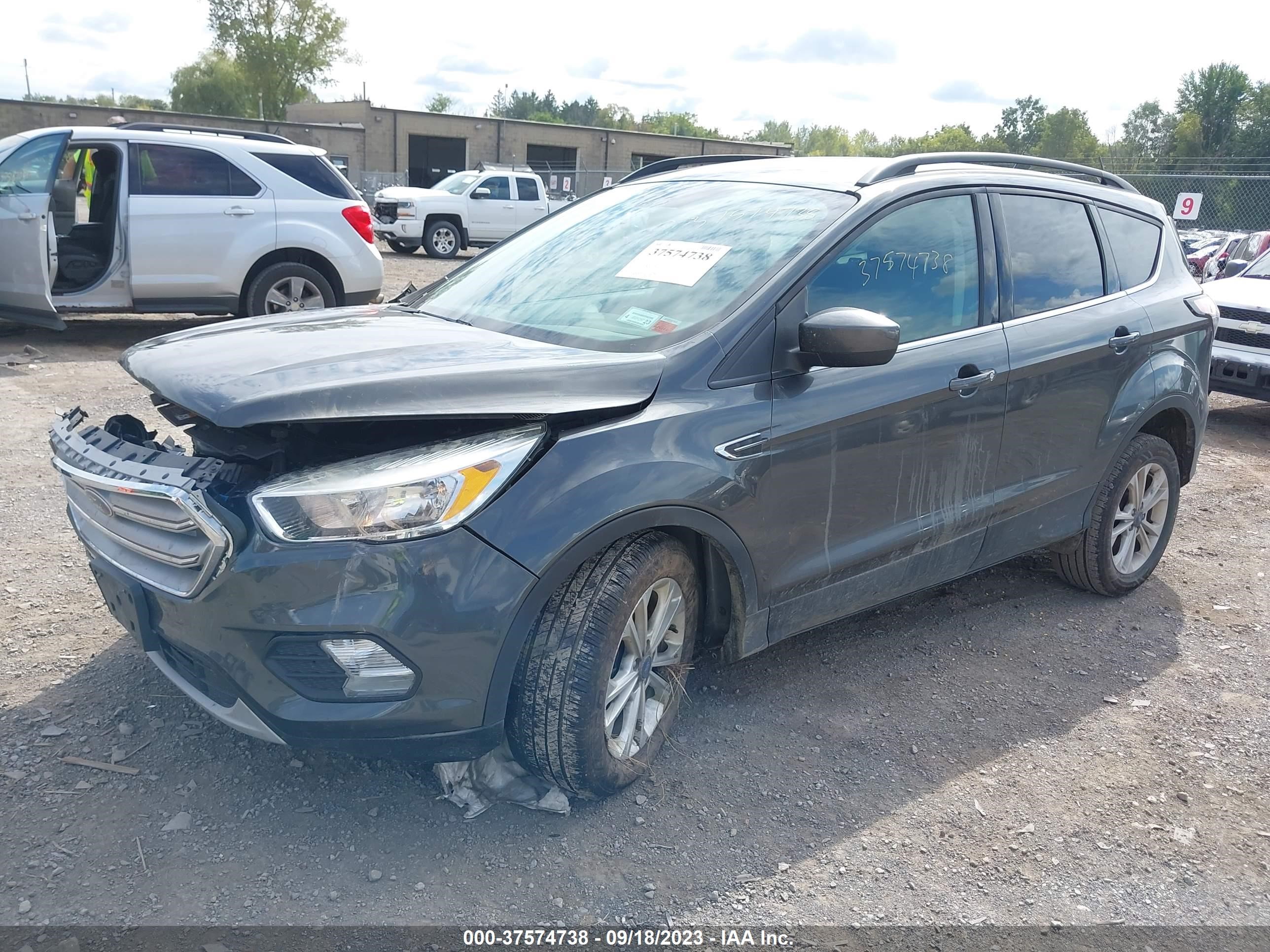 Photo 1 VIN: 1FMCU9GD0JUB33300 - FORD ESCAPE 