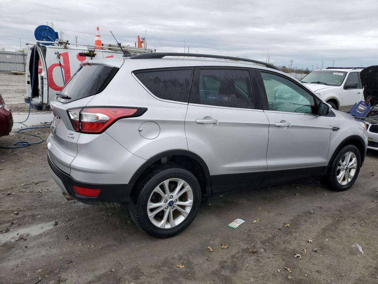 Photo 2 VIN: 1FMCU9GD0JUB82156 - FORD ESCAPE 