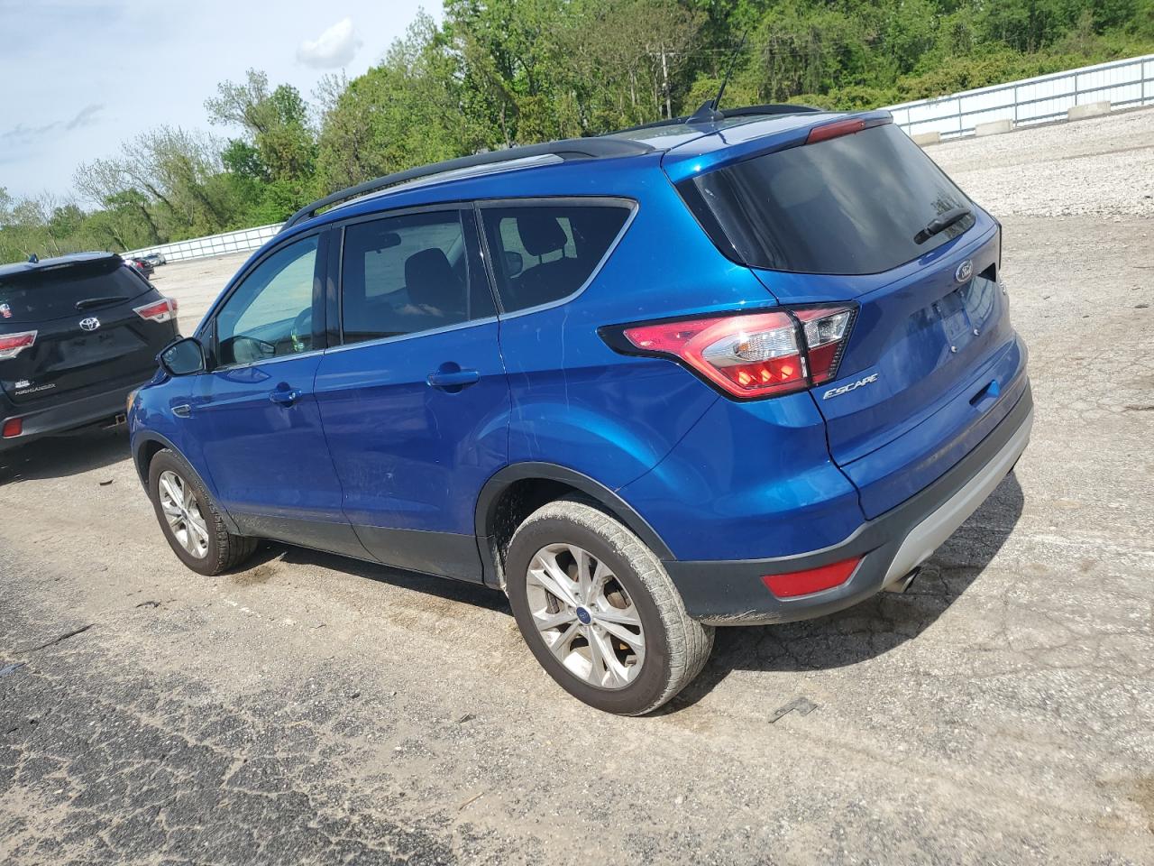 Photo 1 VIN: 1FMCU9GD1JUC29663 - FORD ESCAPE 