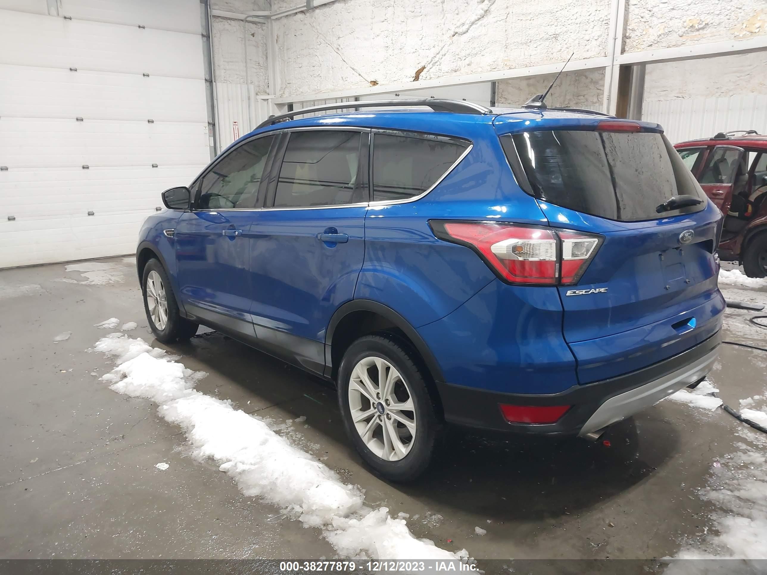 Photo 2 VIN: 1FMCU9GD2JUD51741 - FORD ESCAPE 