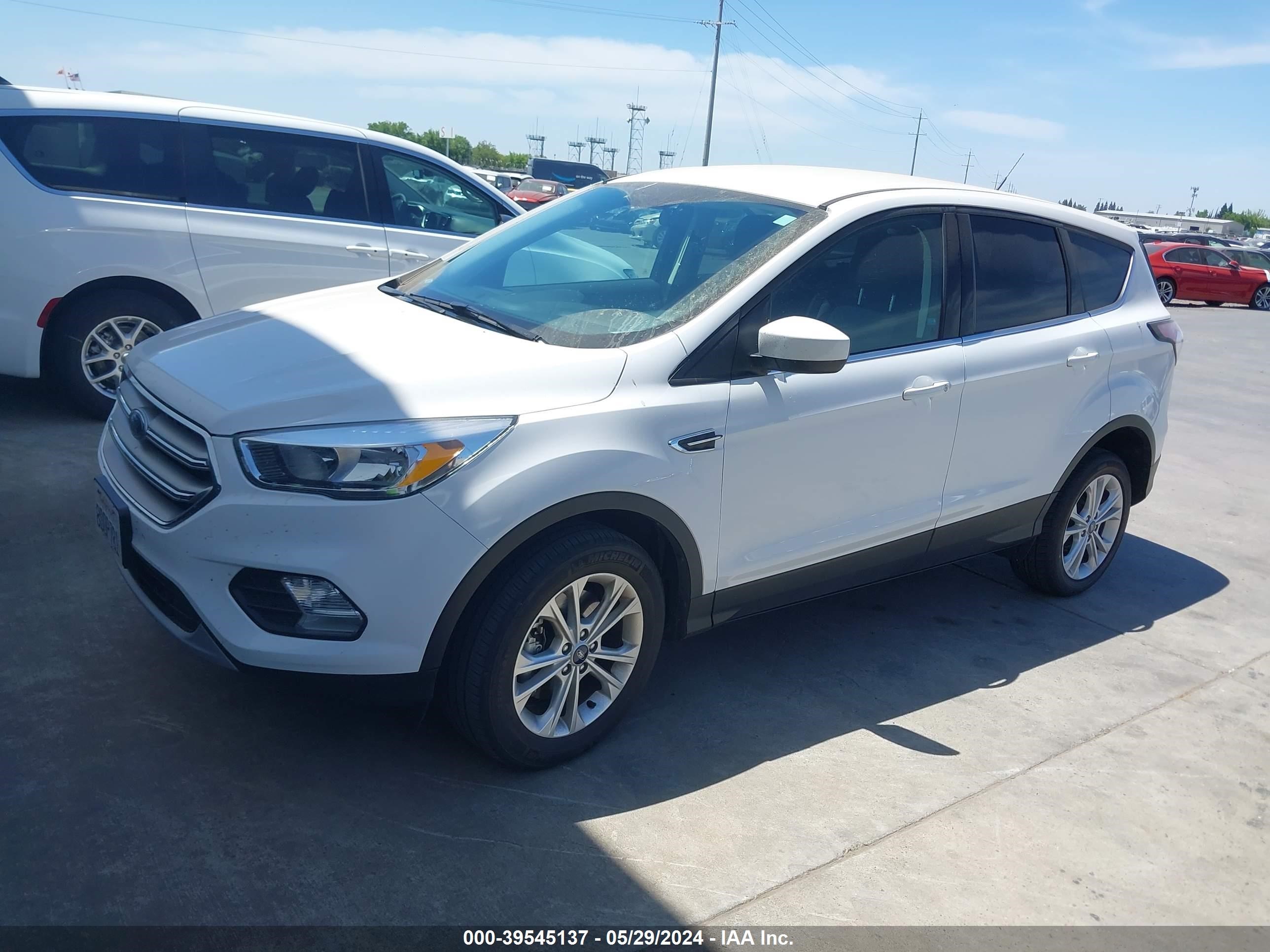 Photo 1 VIN: 1FMCU9GD5HUE18455 - FORD ESCAPE 