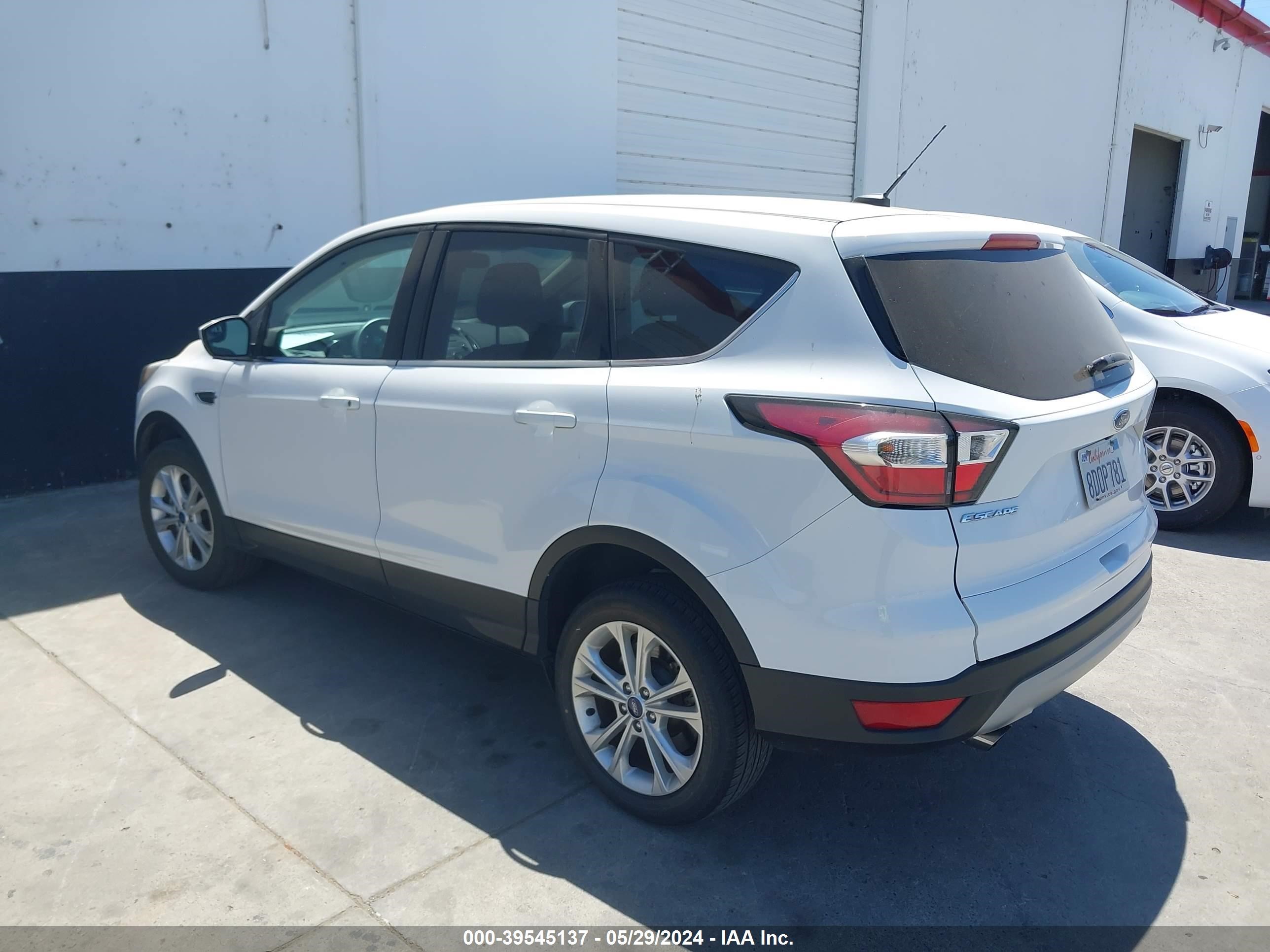 Photo 2 VIN: 1FMCU9GD5HUE18455 - FORD ESCAPE 