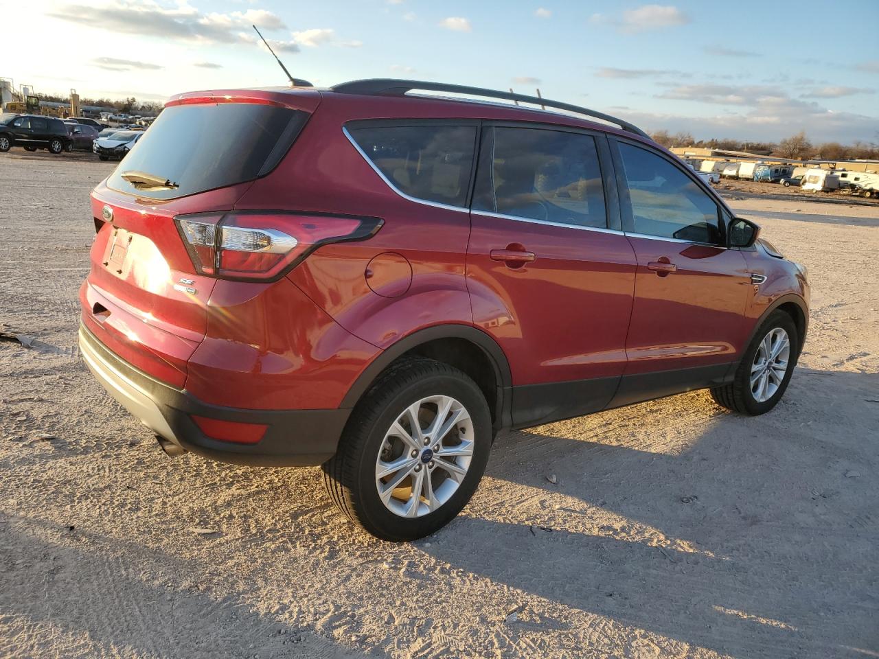 Photo 2 VIN: 1FMCU9GD5JUD58182 - FORD ESCAPE 