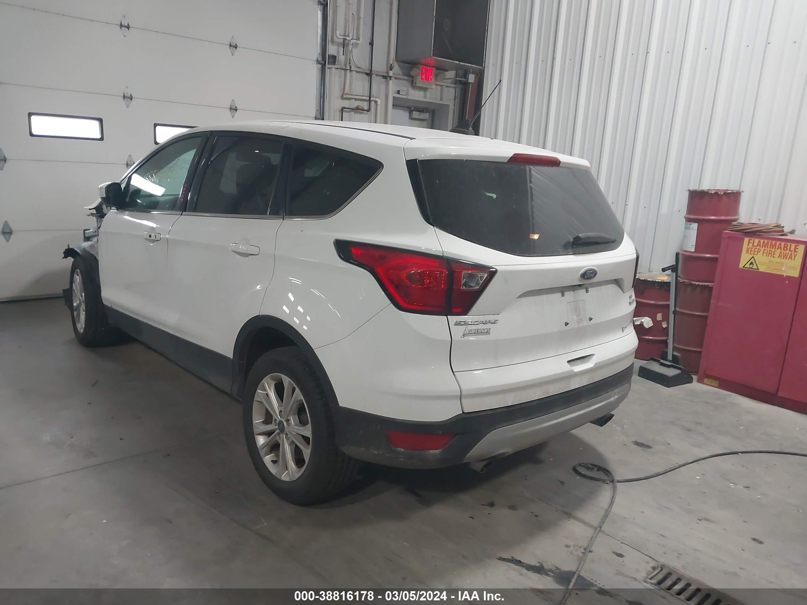 Photo 2 VIN: 1FMCU9GD6KUB78145 - FORD ESCAPE 