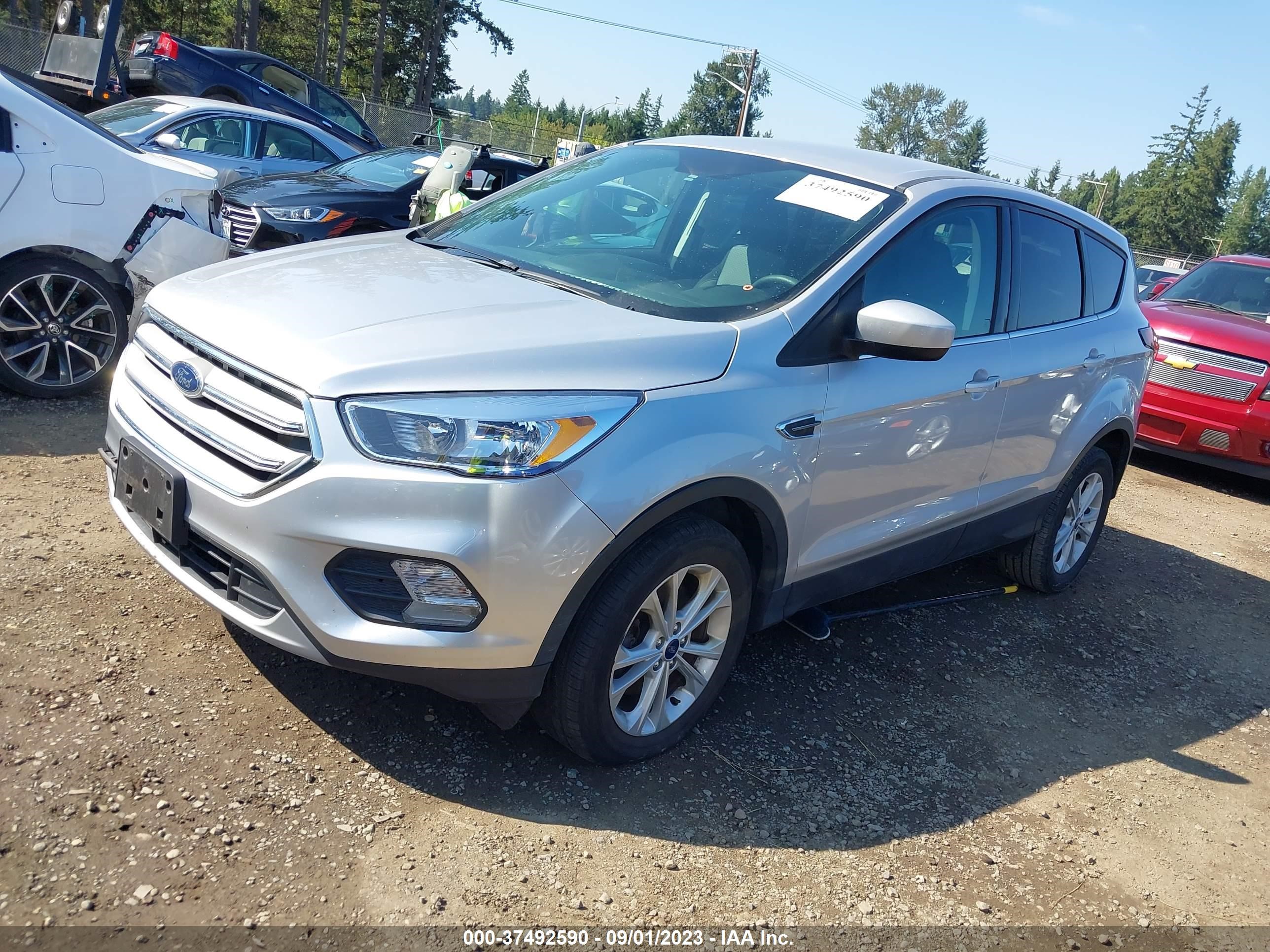 Photo 1 VIN: 1FMCU9GD9KUC06262 - FORD ESCAPE 