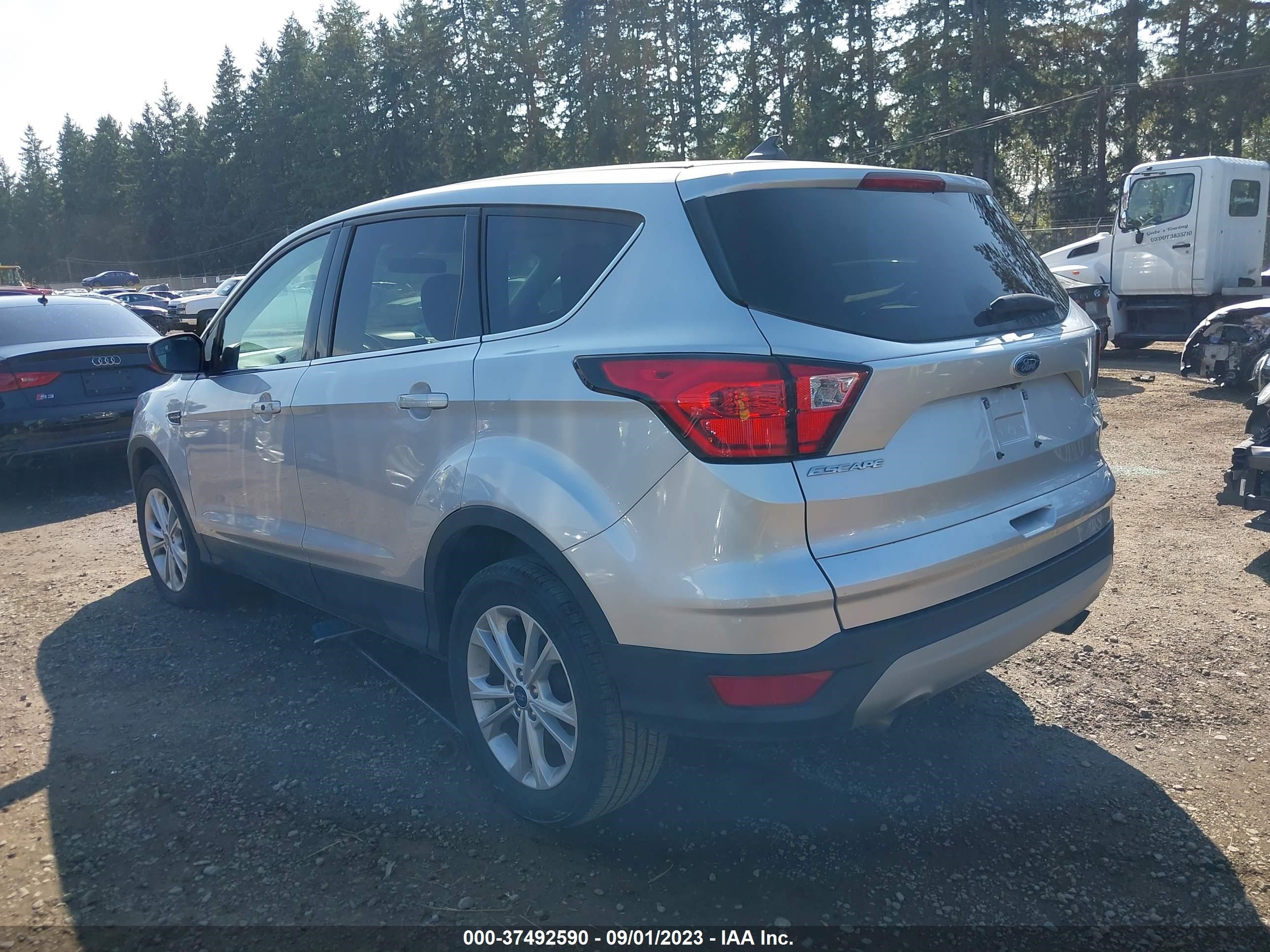 Photo 2 VIN: 1FMCU9GD9KUC06262 - FORD ESCAPE 