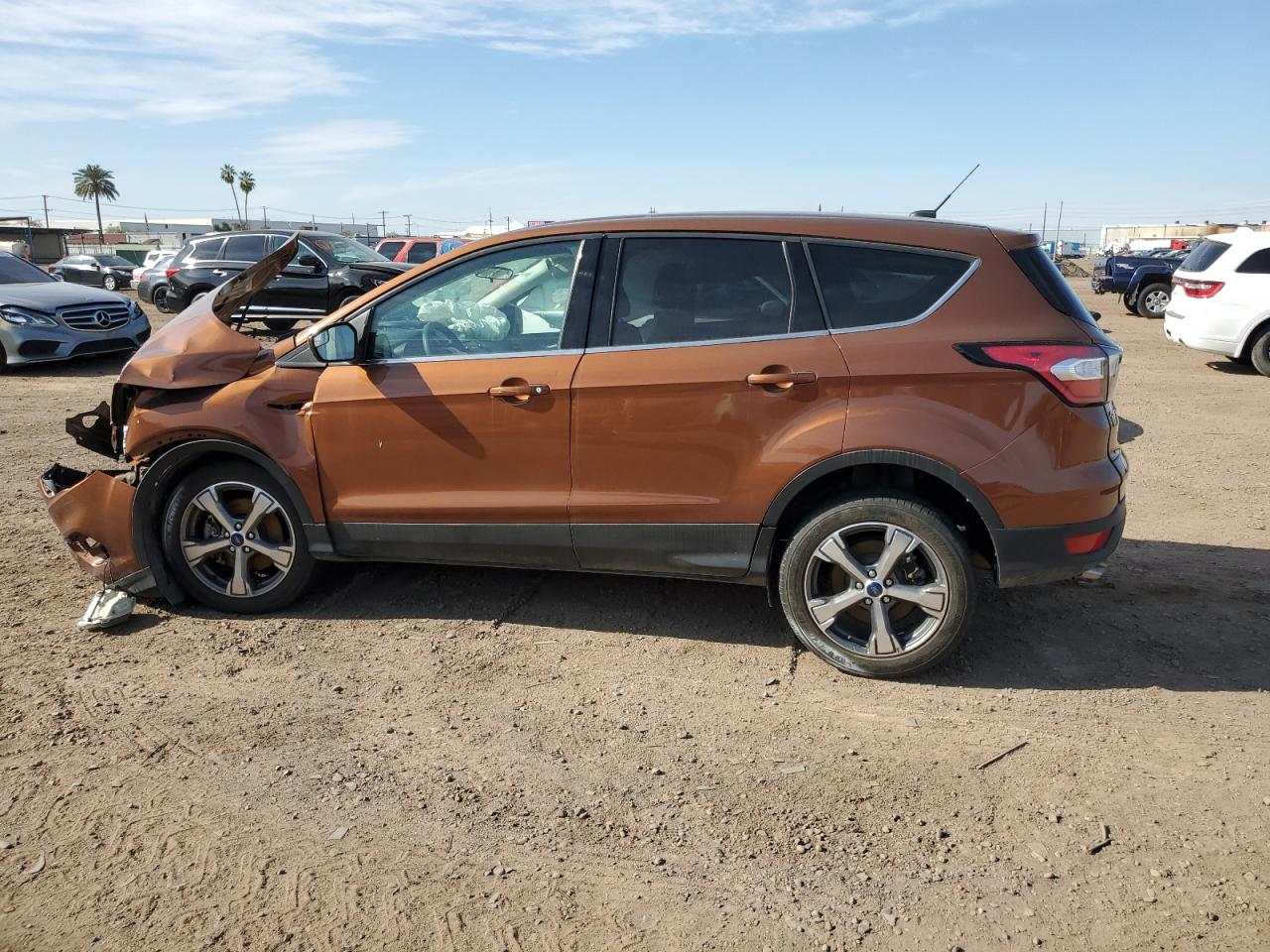 Photo 1 VIN: 1FMCU9GDXHUB12089 - FORD ESCAPE SE 