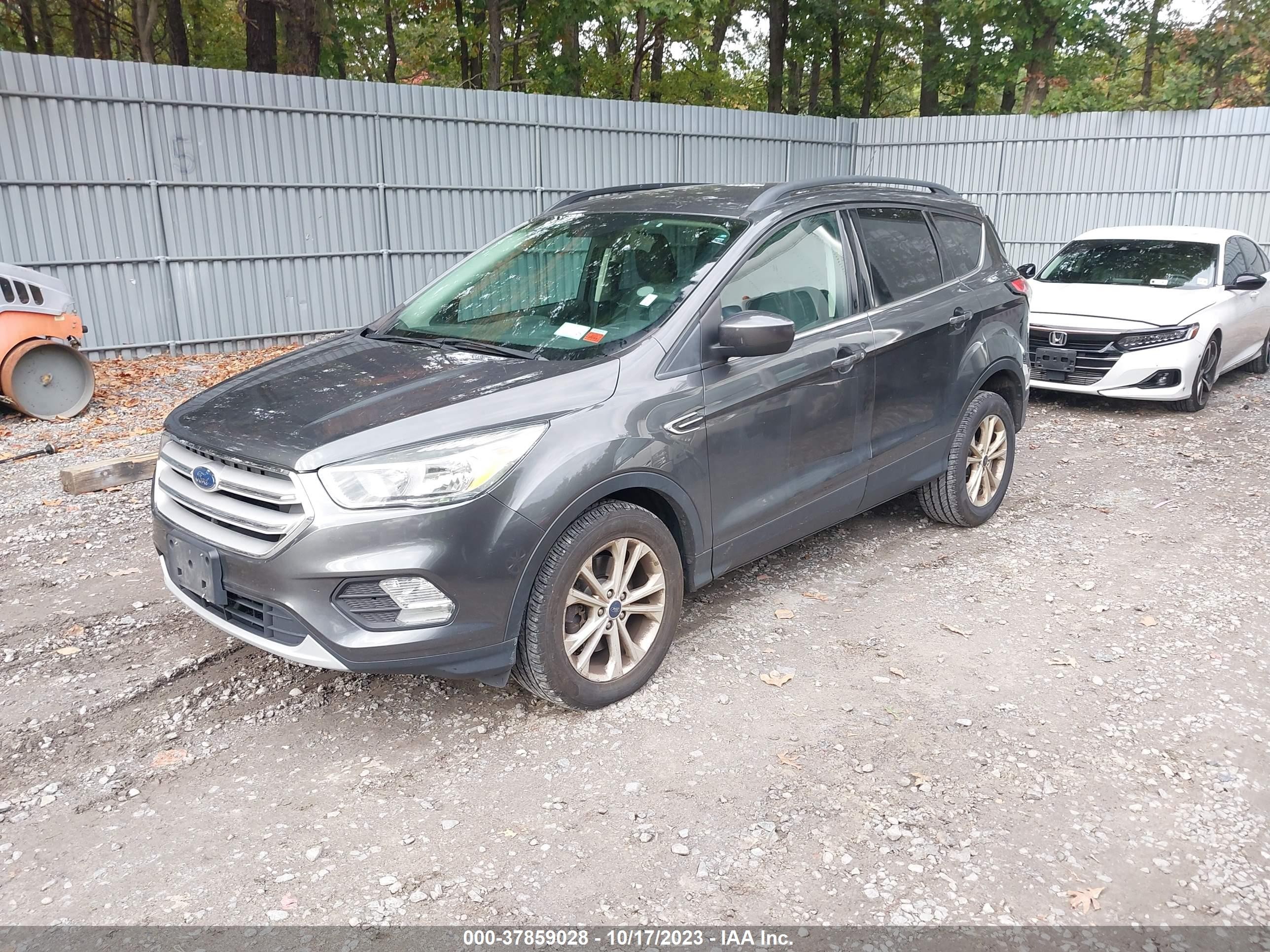 Photo 1 VIN: 1FMCU9GDXJUA74191 - FORD ESCAPE 