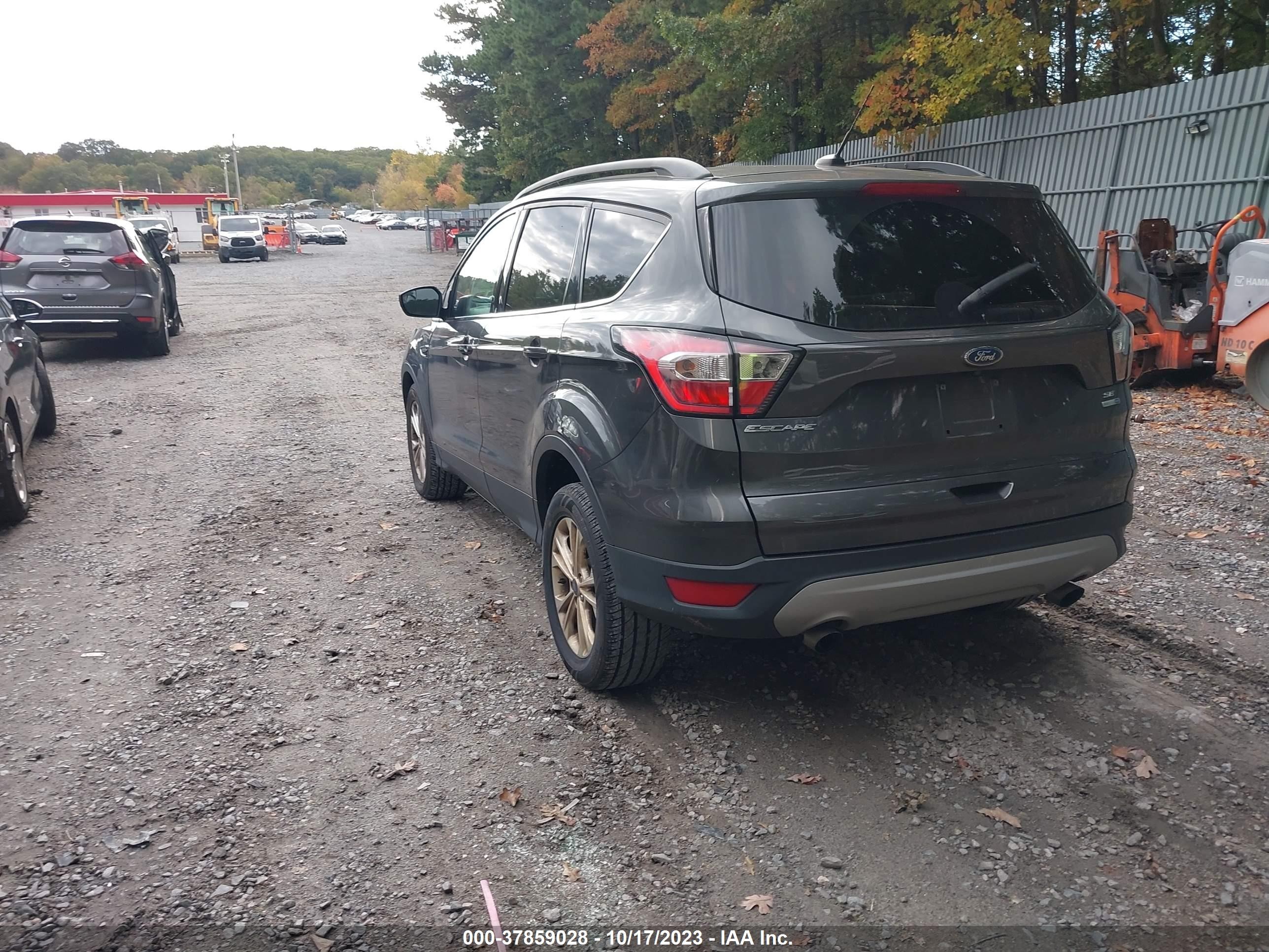 Photo 2 VIN: 1FMCU9GDXJUA74191 - FORD ESCAPE 