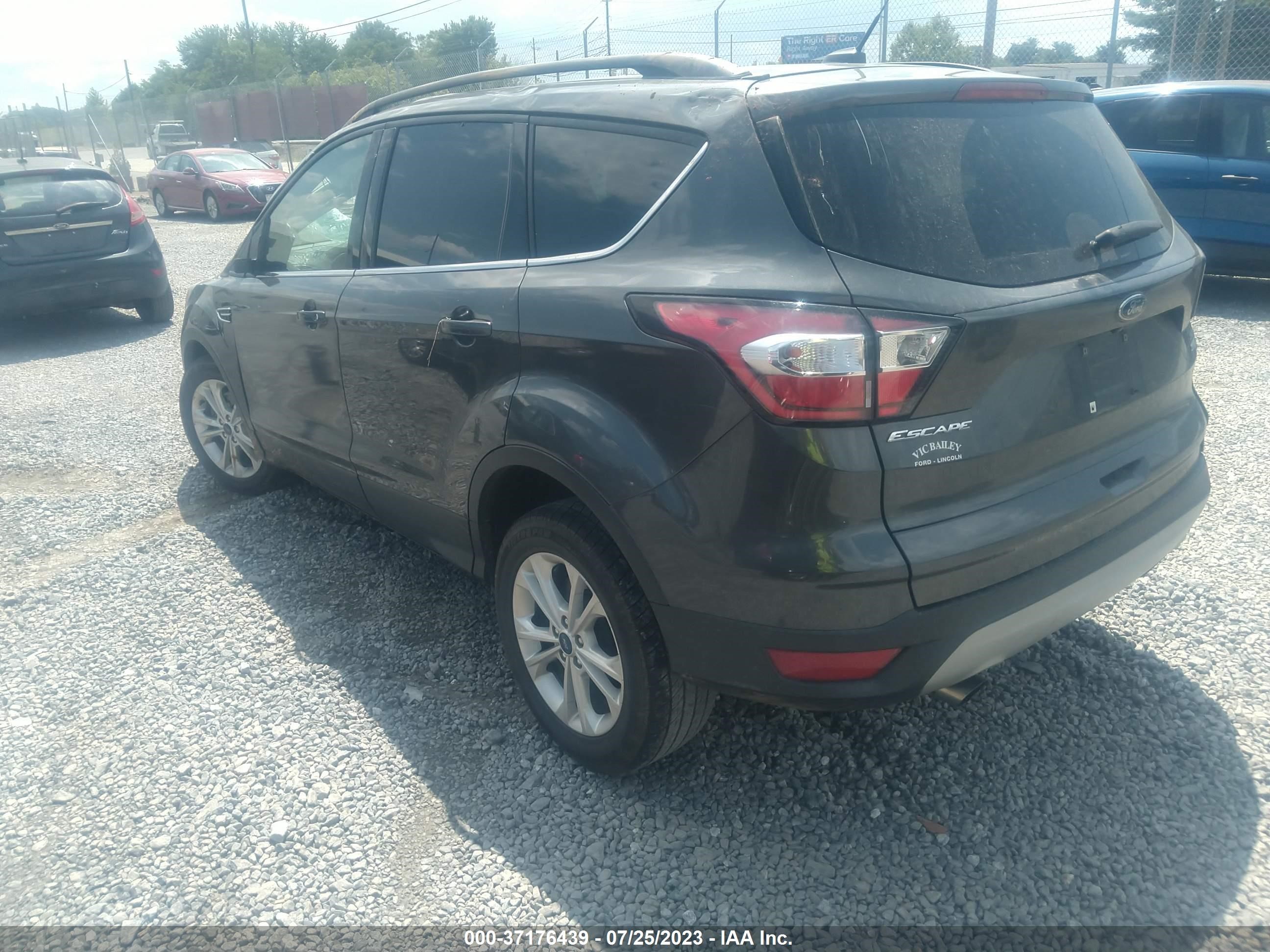 Photo 2 VIN: 1FMCU9GDXJUA88592 - FORD ESCAPE 