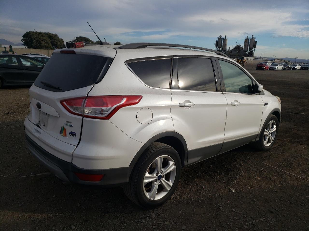 Photo 2 VIN: 1FMCU9GX1FUB13400 - FORD ESCAPE 