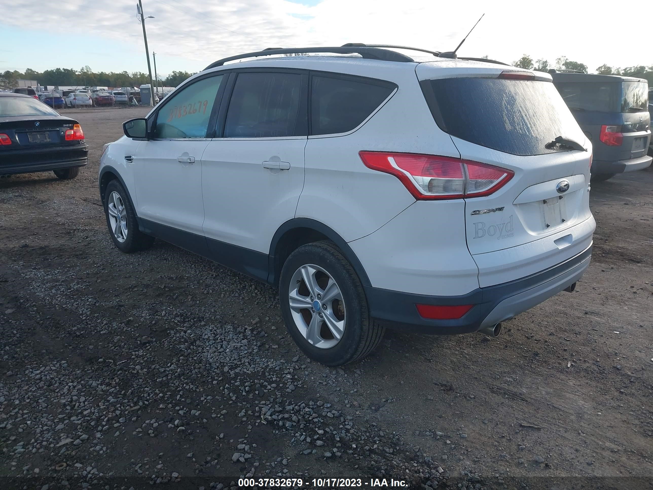 Photo 2 VIN: 1FMCU9GX5DUB05975 - FORD ESCAPE 