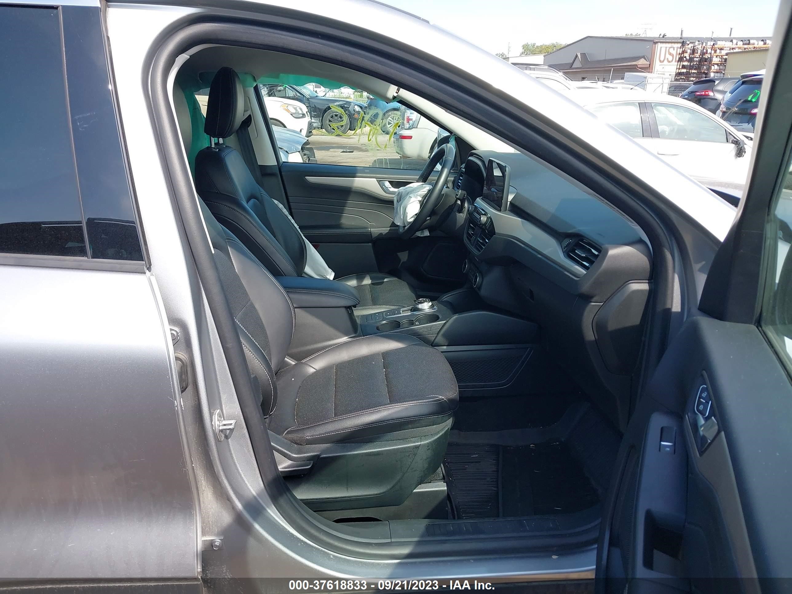 Photo 4 VIN: 1FMCU9H9XNUA33320 - FORD ESCAPE 