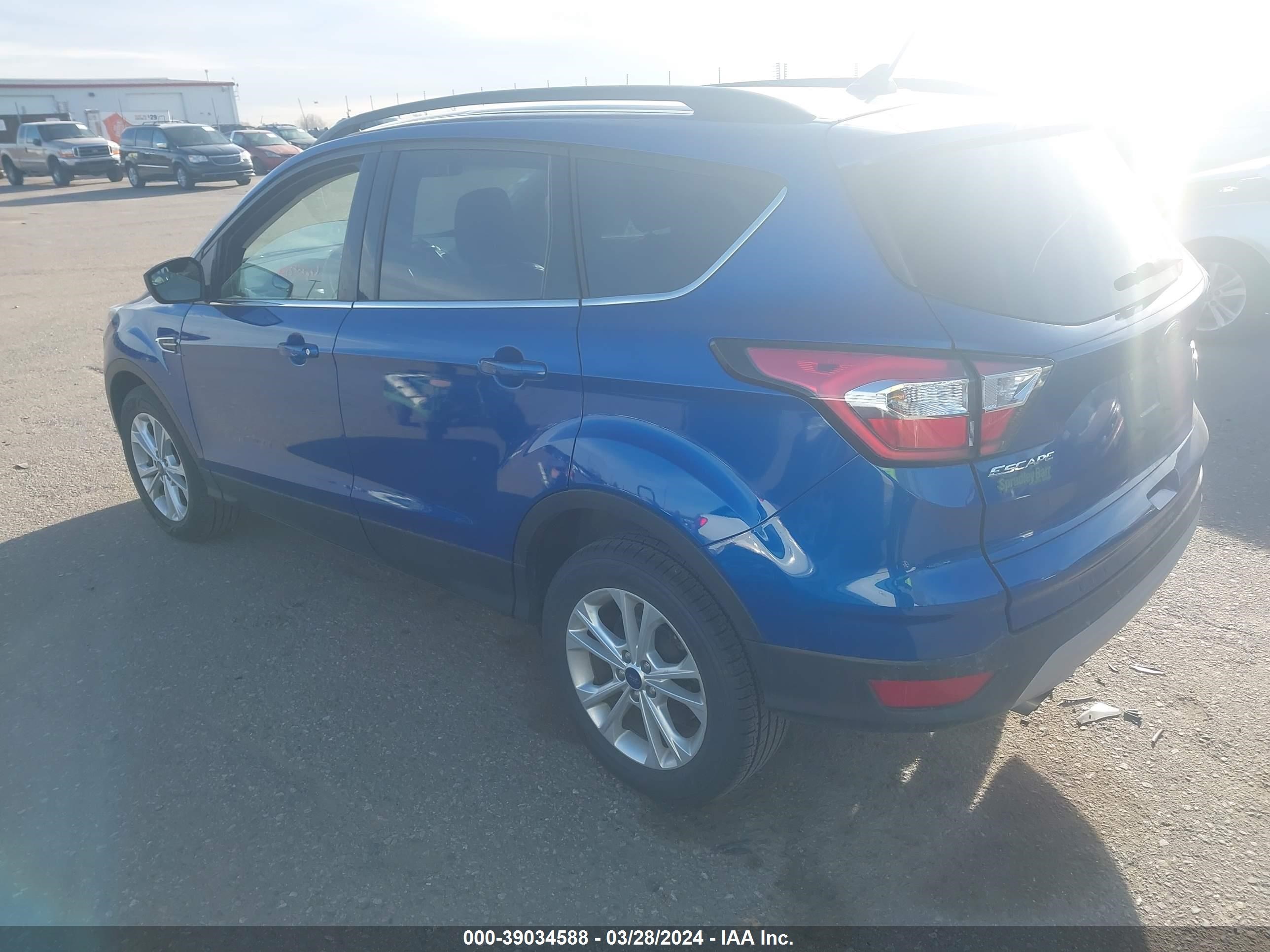 Photo 2 VIN: 1FMCU9HD1JUB43493 - FORD ESCAPE 