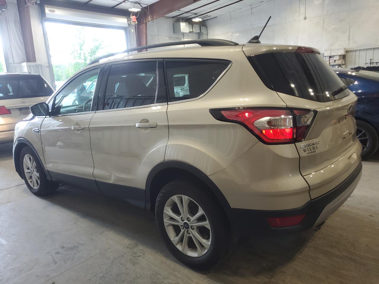 Photo 1 VIN: 1FMCU9HDXJUA34112 - FORD ESCAPE 