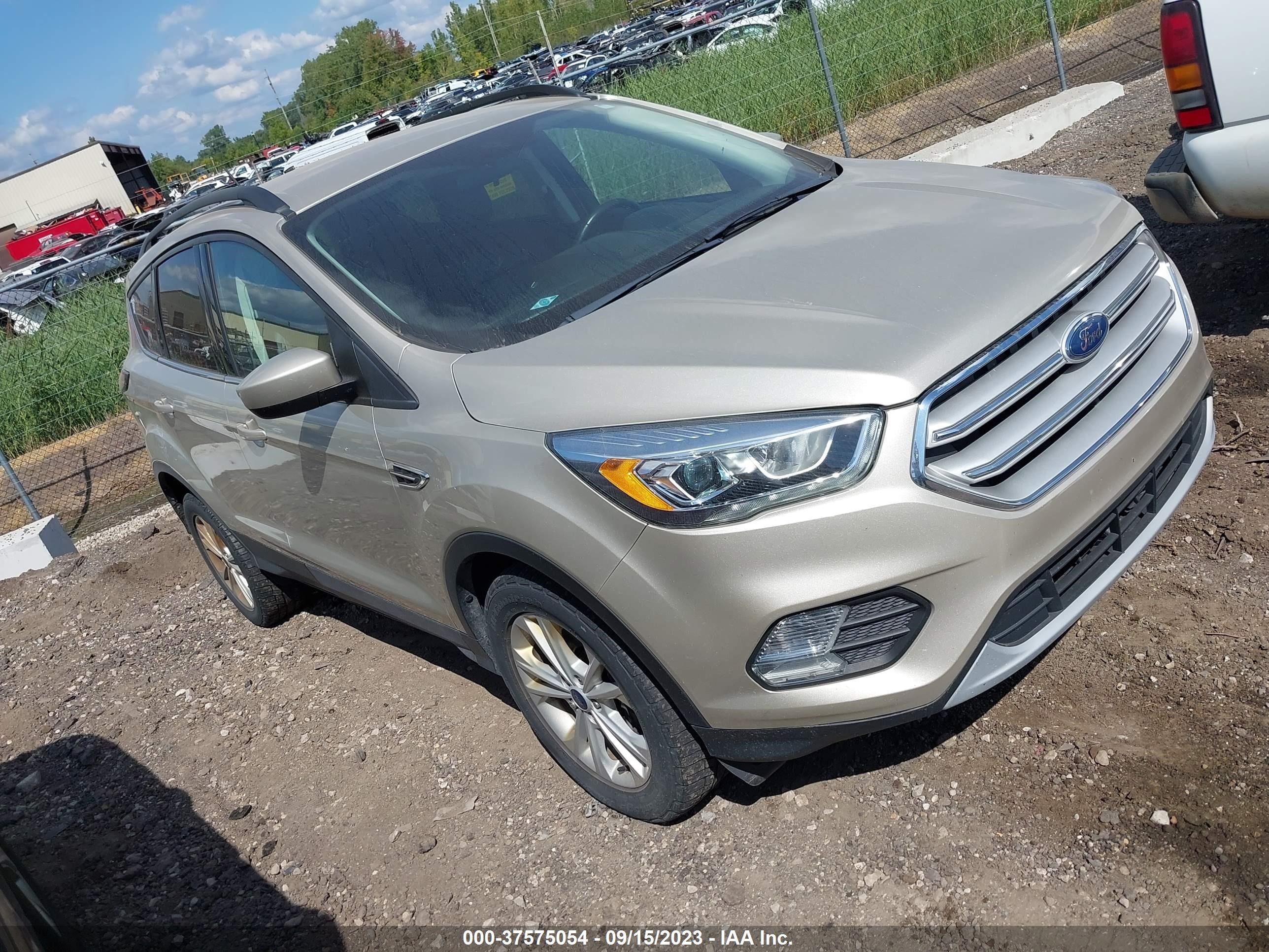 Photo 0 VIN: 1FMCU9HDXJUB31181 - FORD ESCAPE 