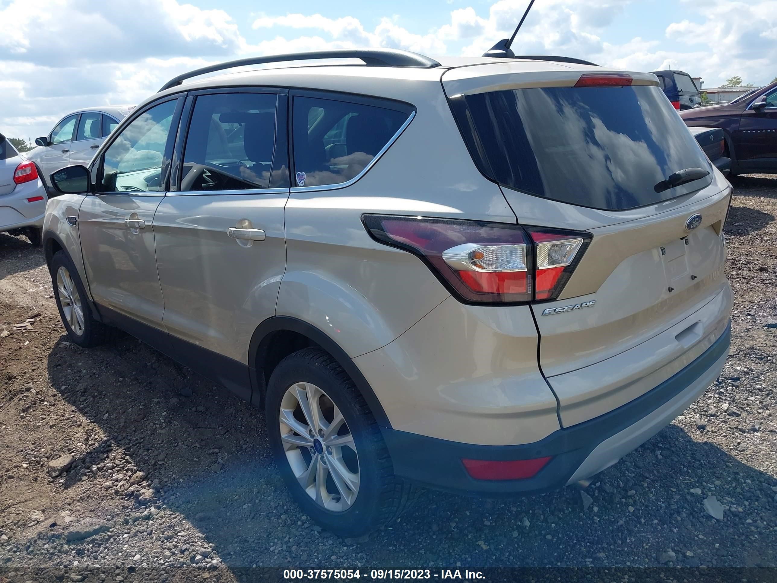 Photo 2 VIN: 1FMCU9HDXJUB31181 - FORD ESCAPE 