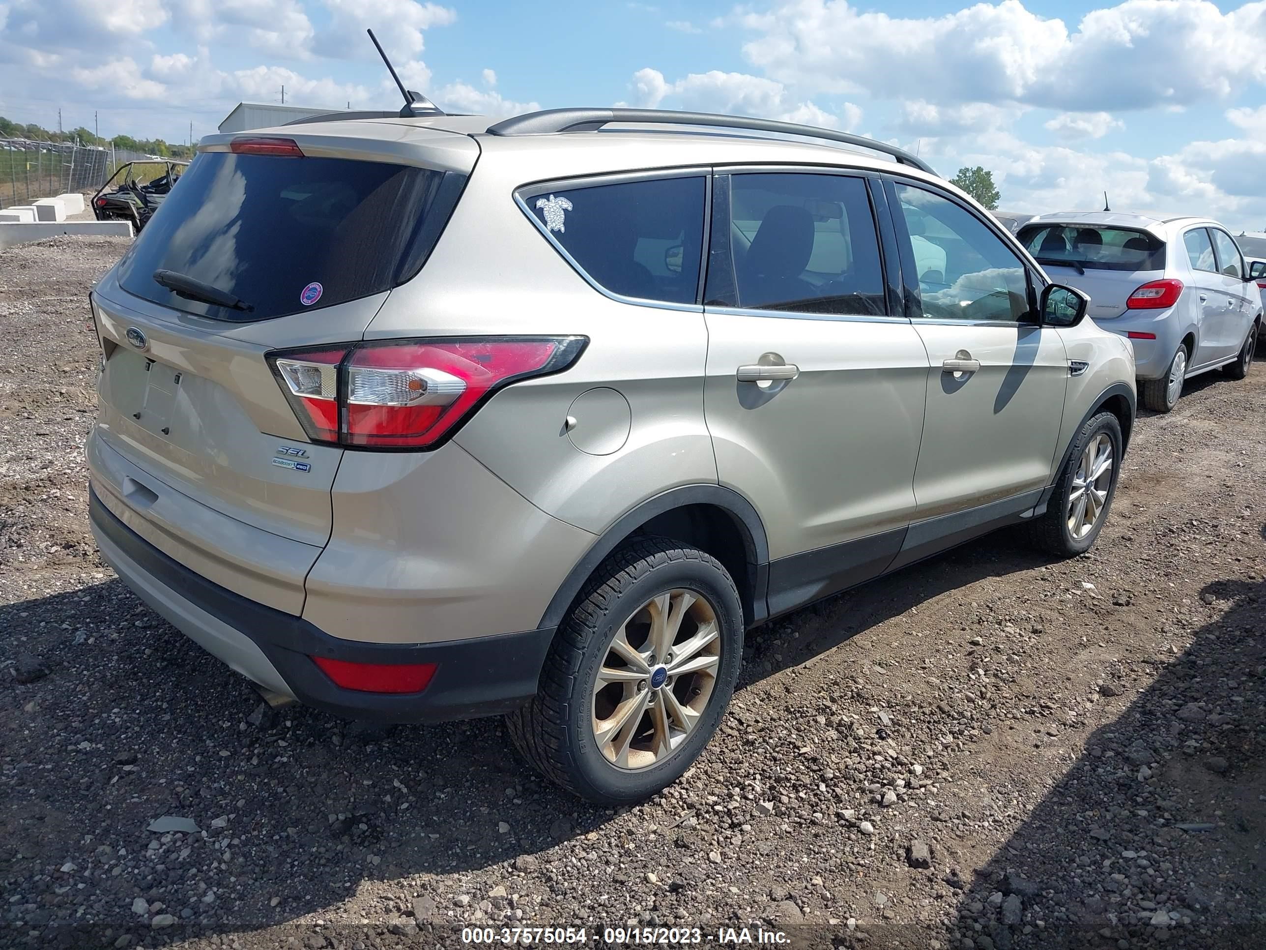 Photo 3 VIN: 1FMCU9HDXJUB31181 - FORD ESCAPE 