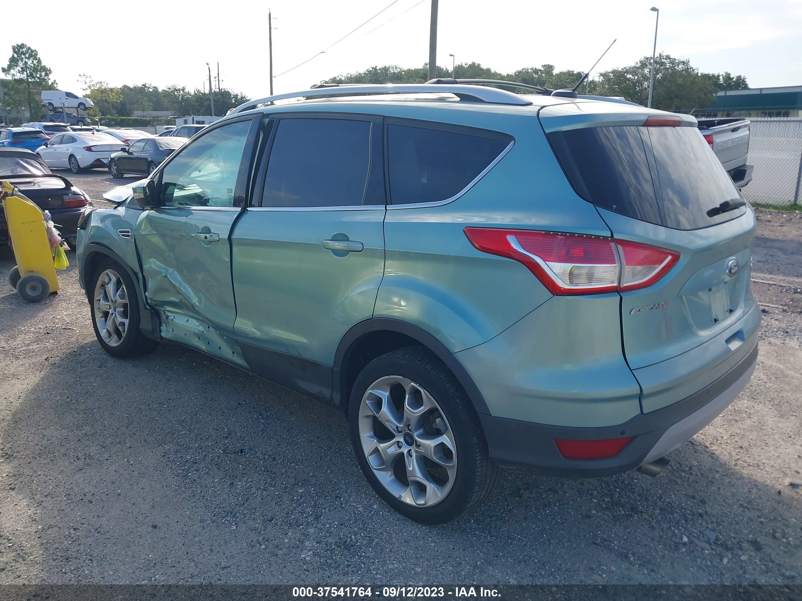 Photo 2 VIN: 1FMCU9J90DUD65064 - FORD ESCAPE 