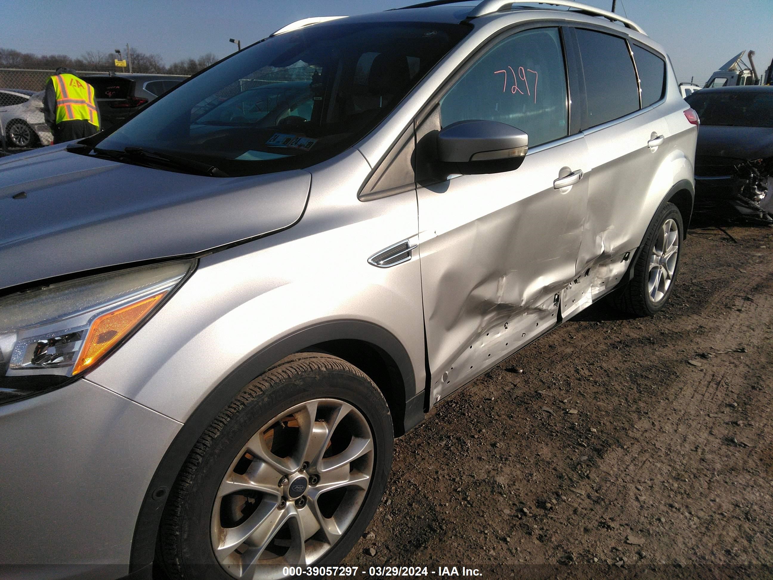 Photo 5 VIN: 1FMCU9J98EUD21833 - FORD ESCAPE 