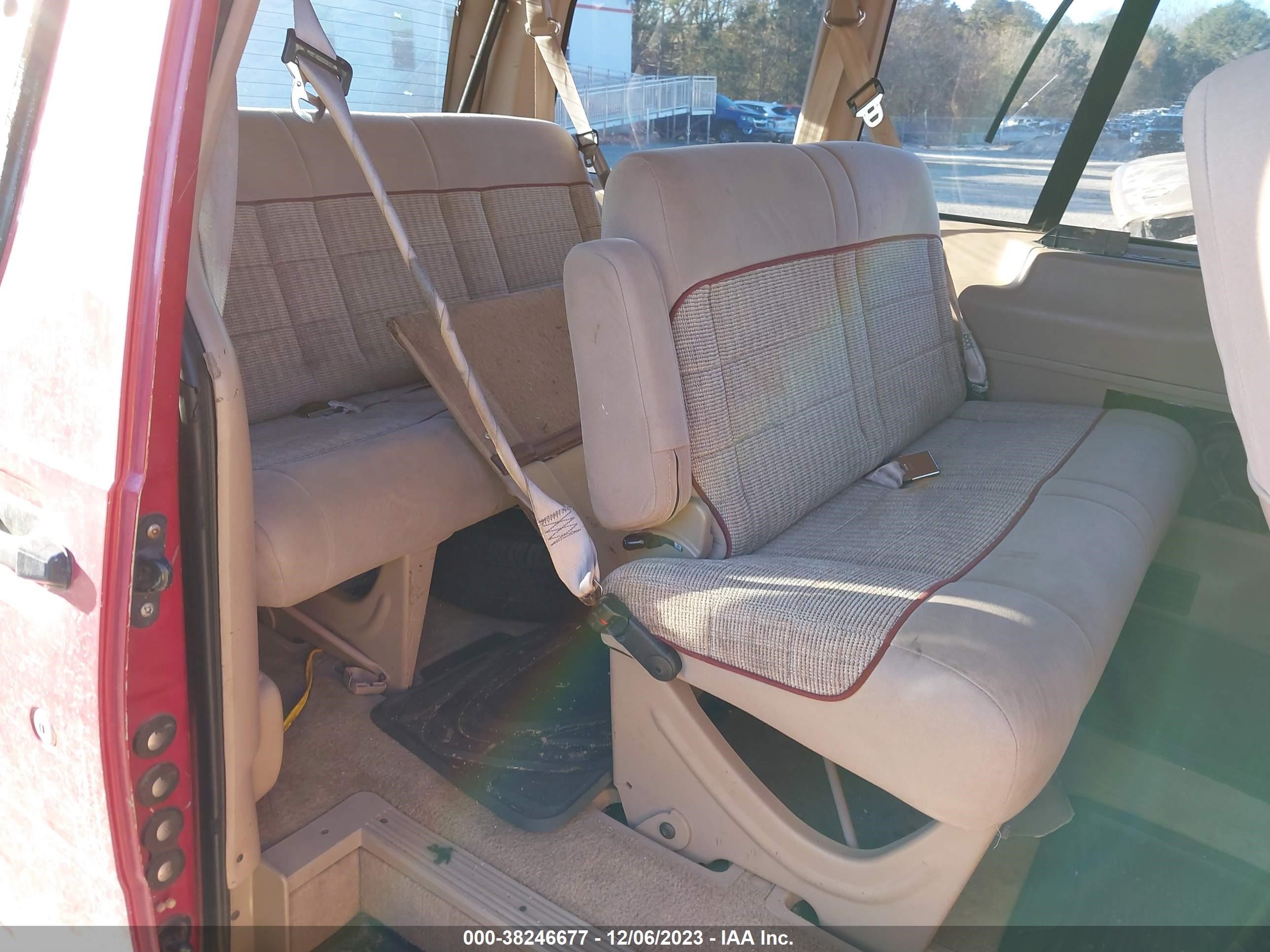 Photo 7 VIN: 1FMDA11U8TZB38144 - FORD AEROSTAR 