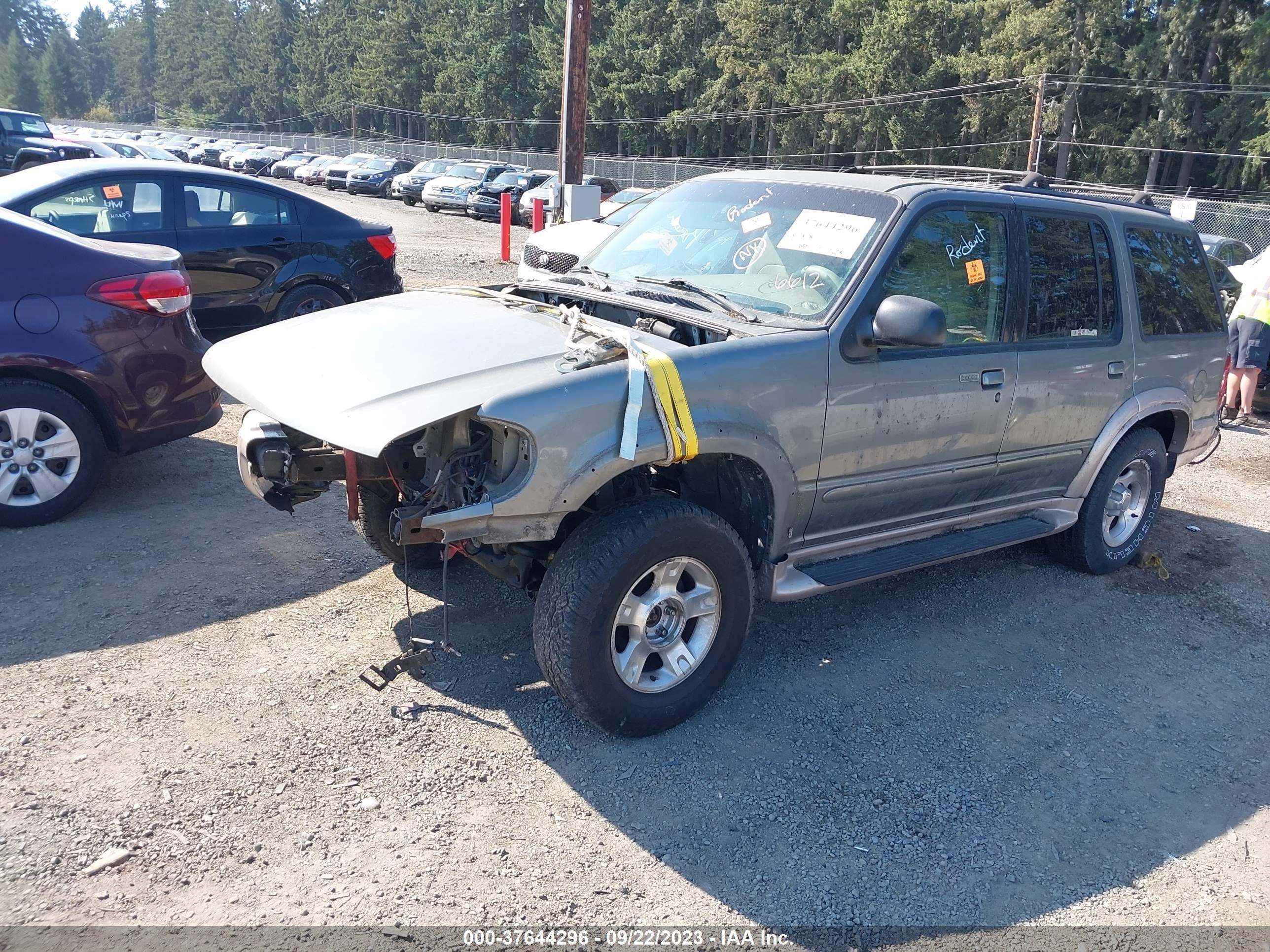 Photo 1 VIN: 1FMDU74E8YZA66612 - FORD EXPLORER 