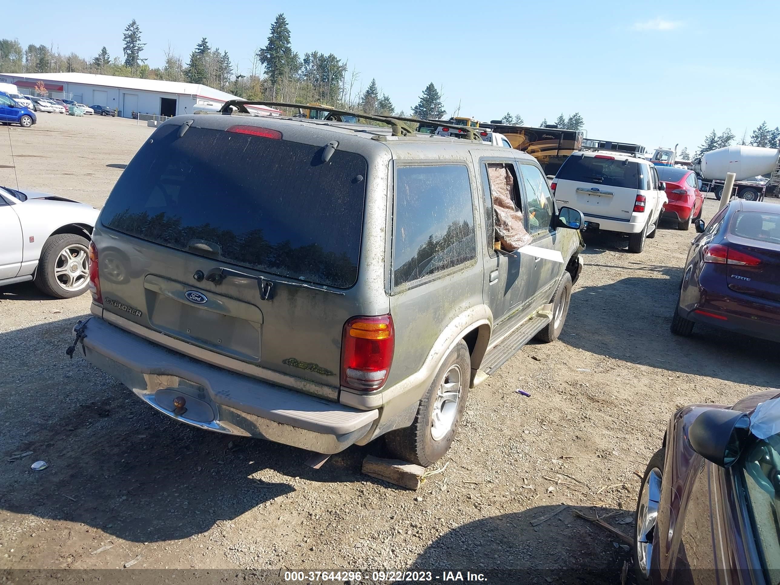 Photo 3 VIN: 1FMDU74E8YZA66612 - FORD EXPLORER 