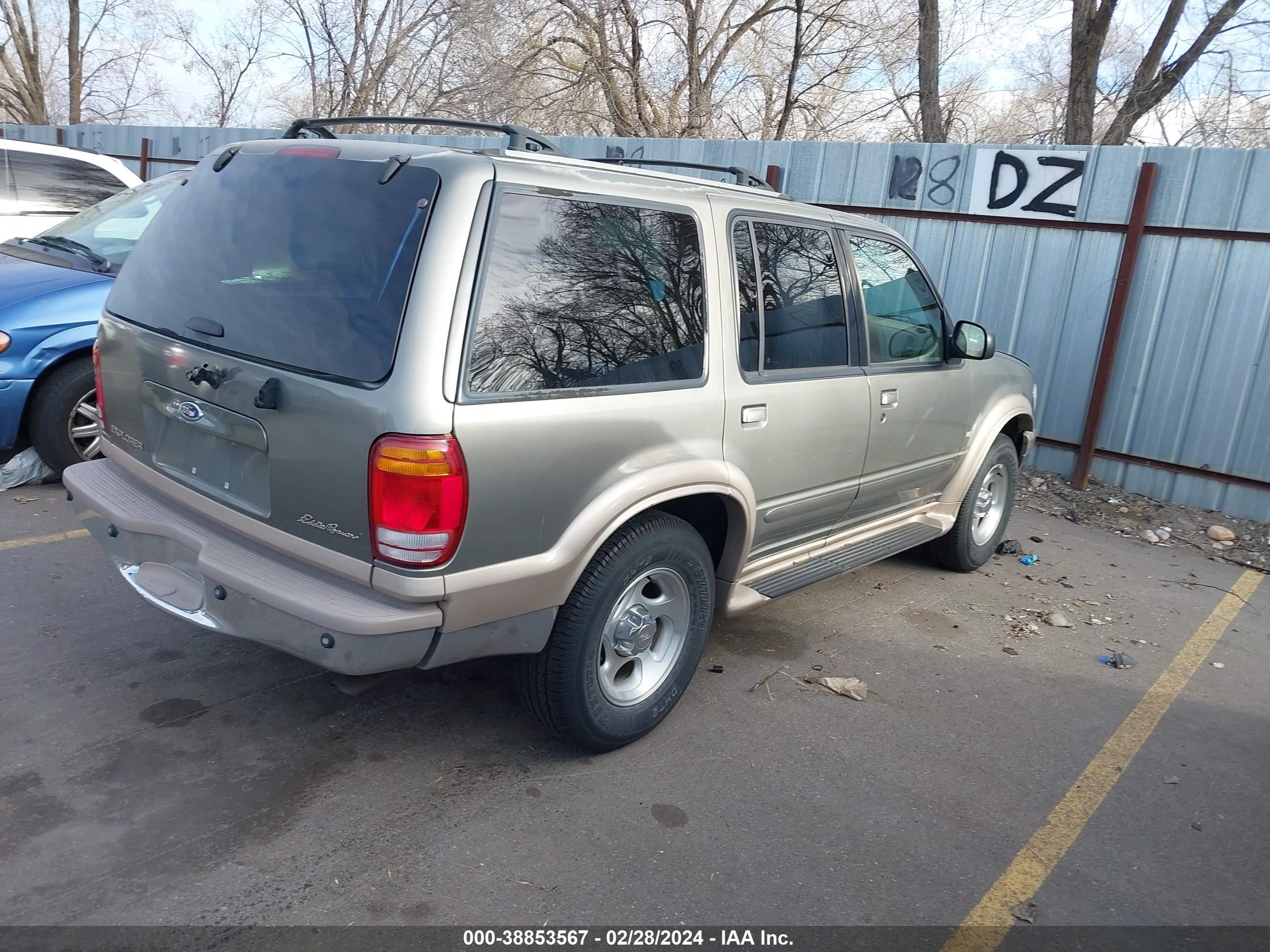 Photo 3 VIN: 1FMDU84P8YZA65435 - FORD EXPLORER 