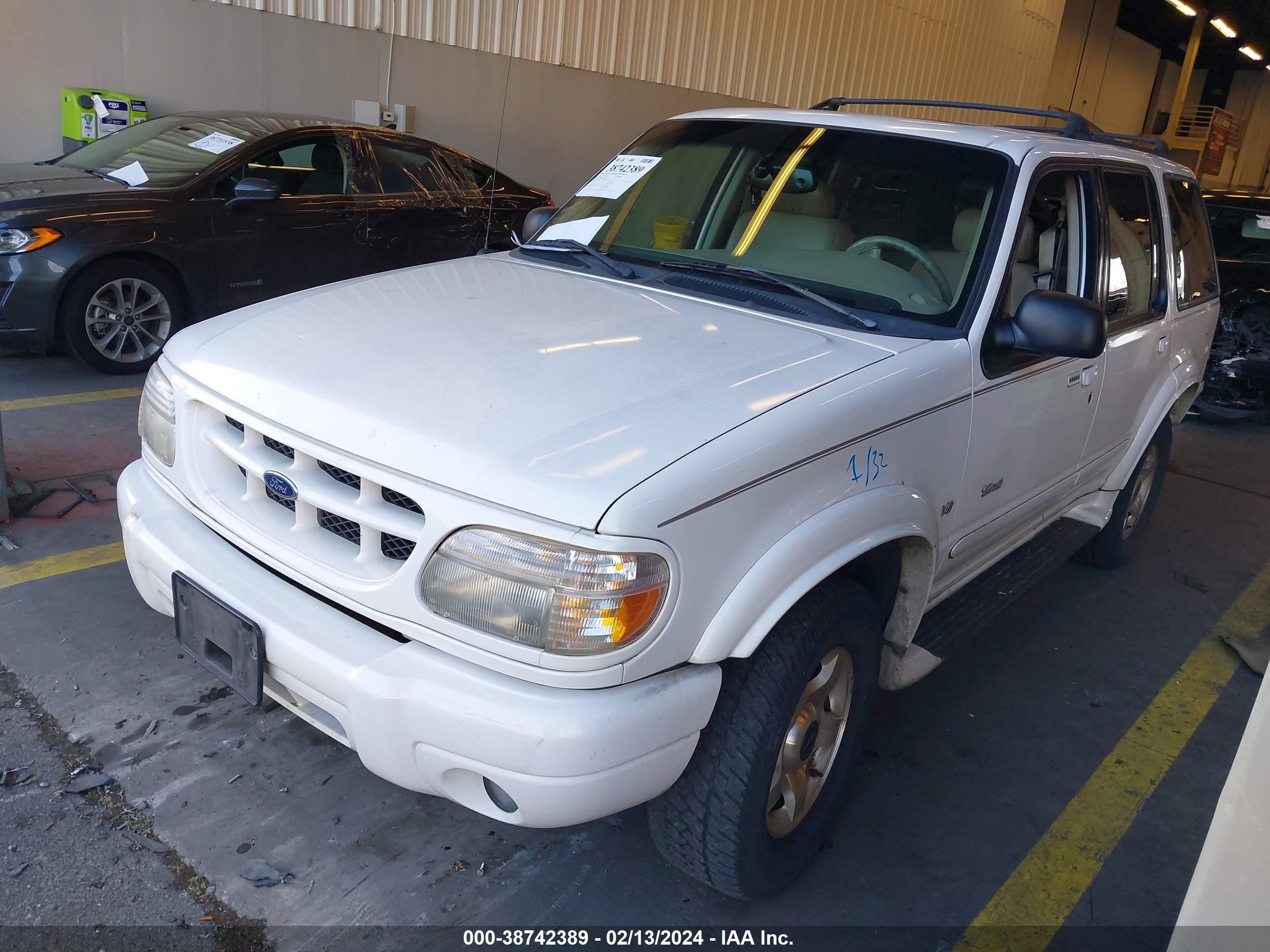 Photo 1 VIN: 1FMDU85P8YZB37104 - FORD EXPLORER 