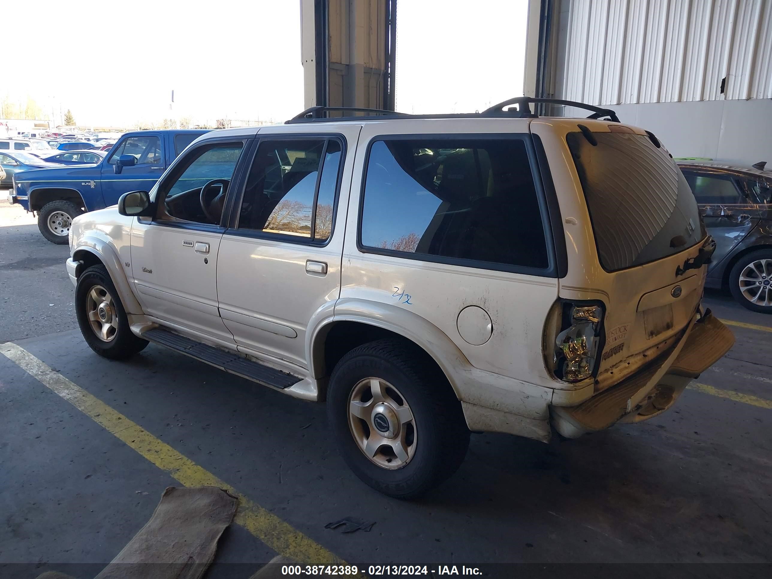 Photo 2 VIN: 1FMDU85P8YZB37104 - FORD EXPLORER 