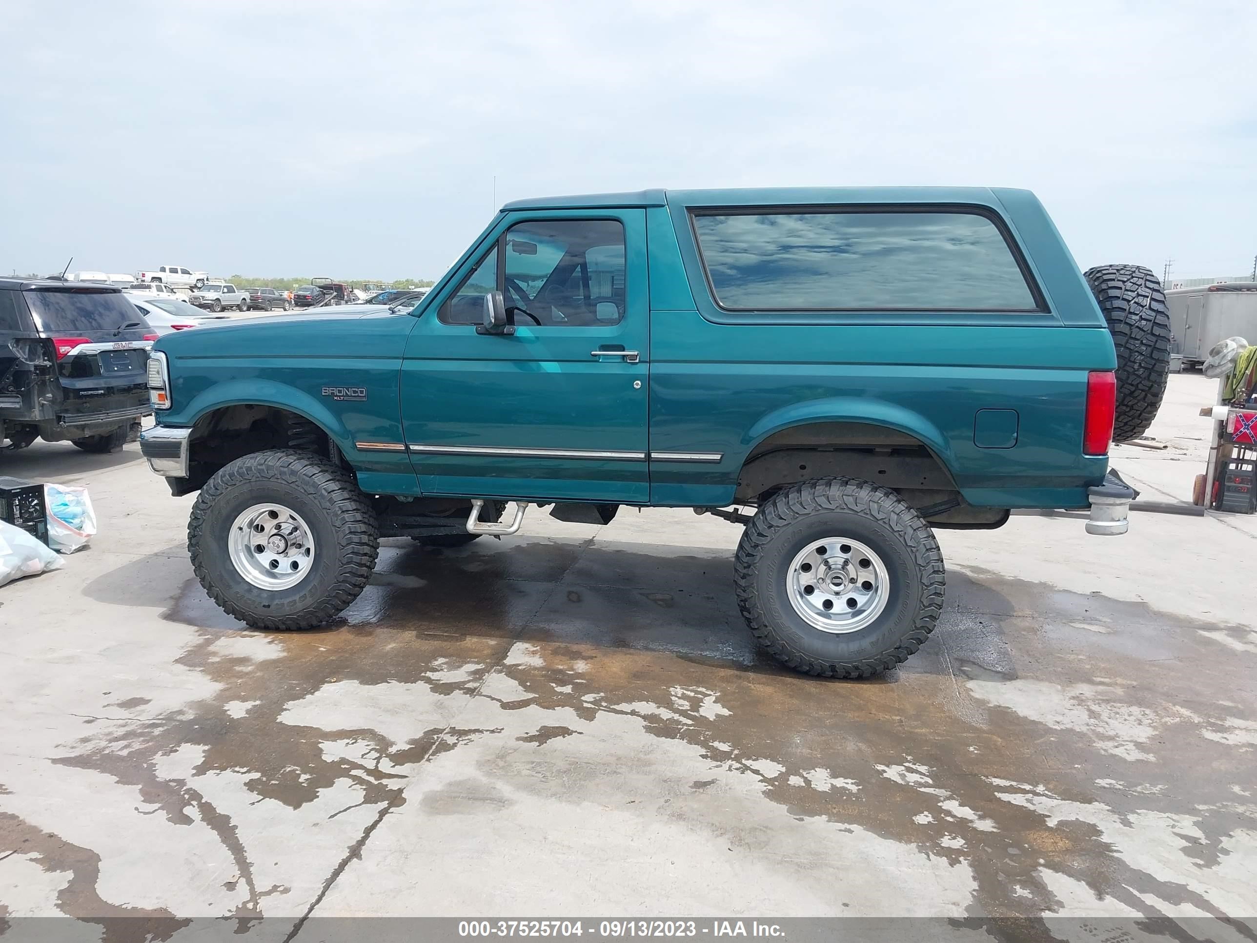 Photo 13 VIN: 1FMEU15H7TLA52240 - FORD BRONCO 