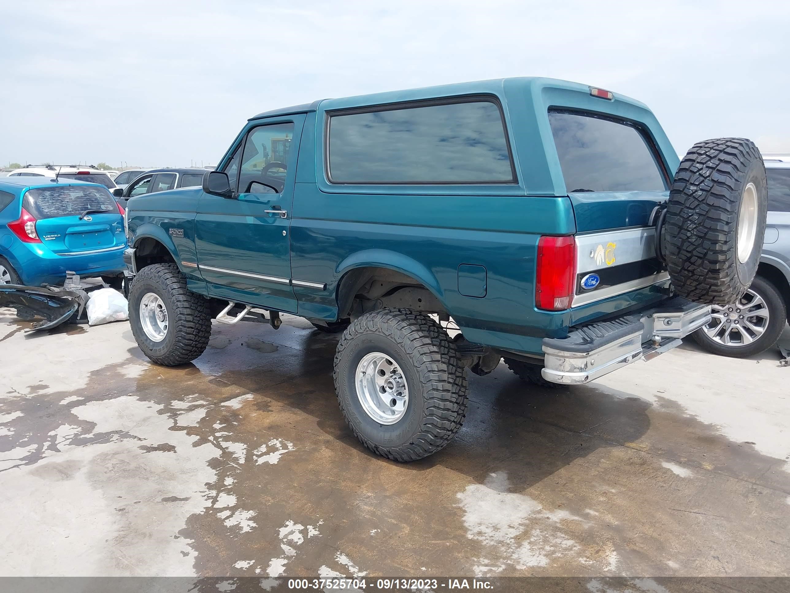 Photo 2 VIN: 1FMEU15H7TLA52240 - FORD BRONCO 