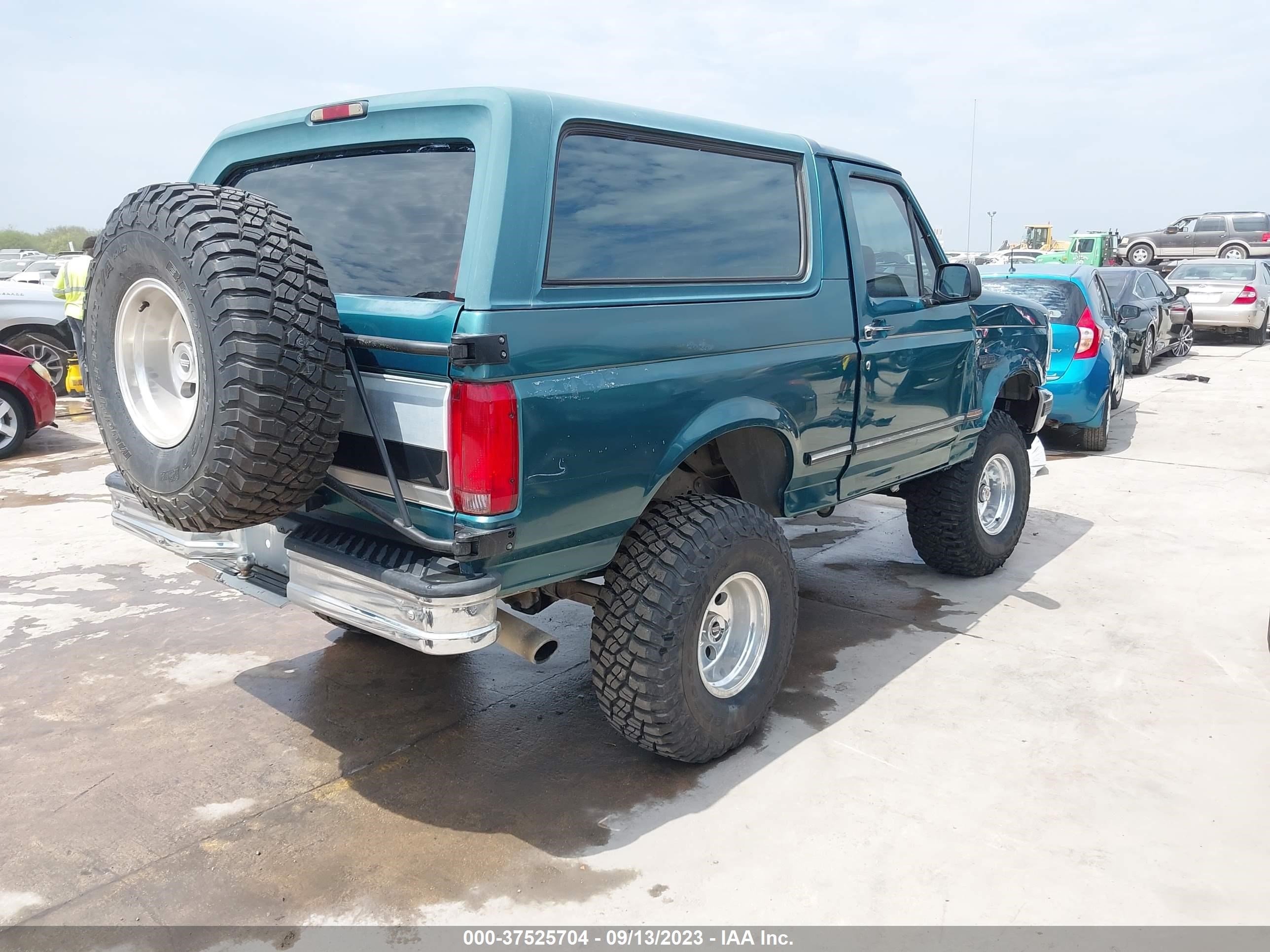 Photo 3 VIN: 1FMEU15H7TLA52240 - FORD BRONCO 