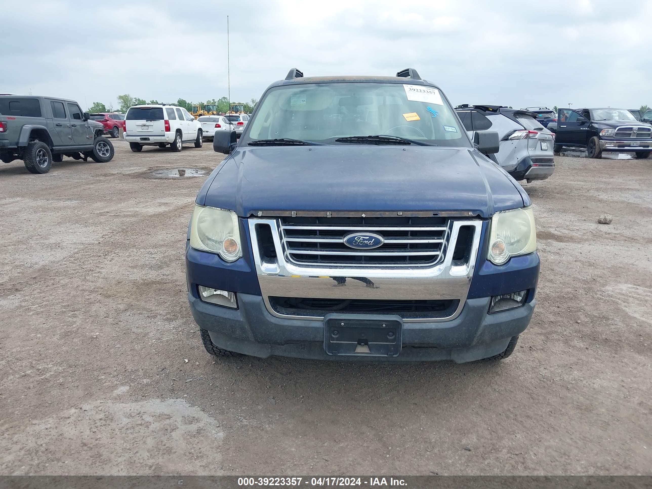 Photo 5 VIN: 1FMEU31E68UA05564 - FORD EXPLORER SPORT TRAC 