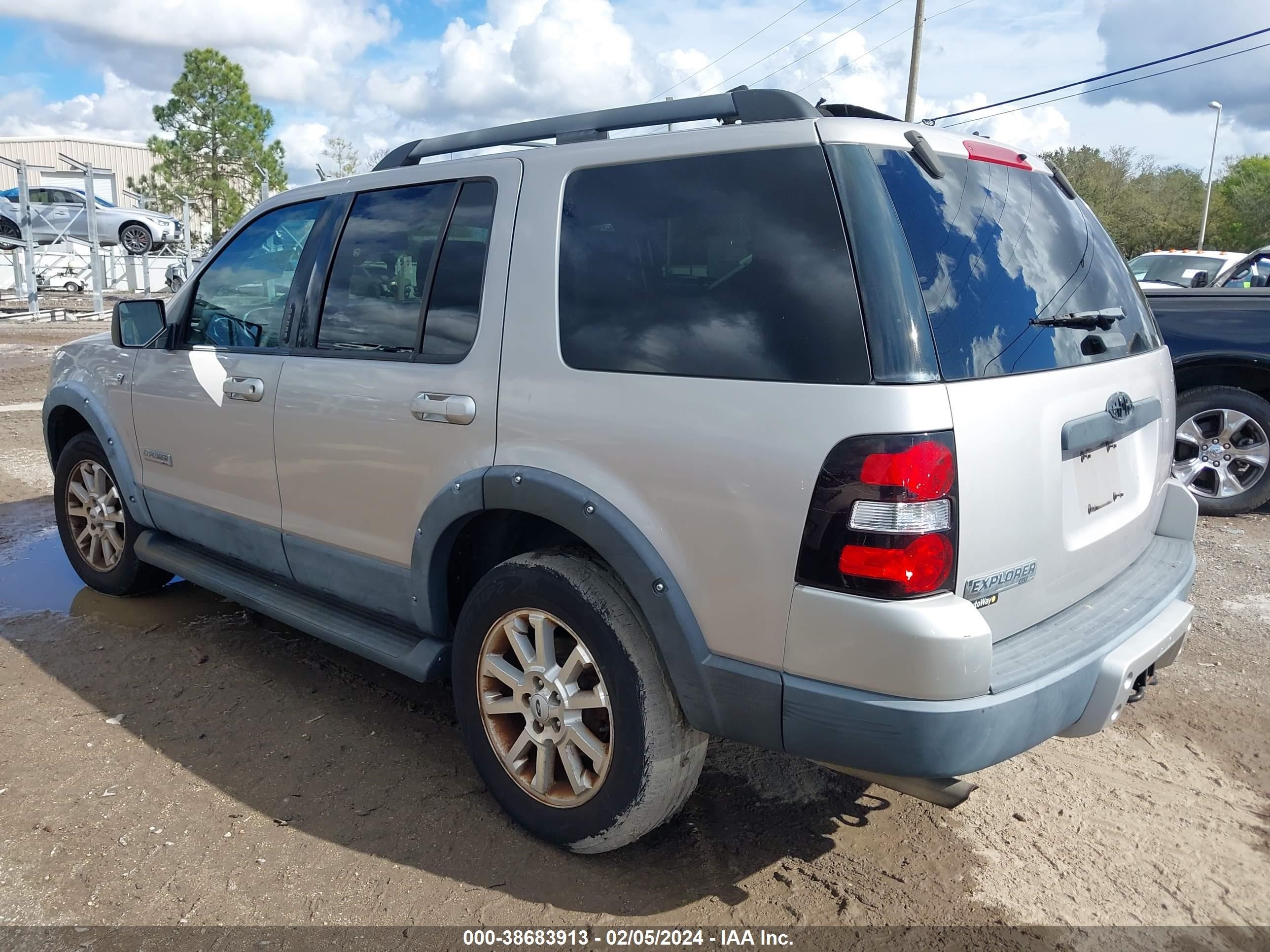 Photo 2 VIN: 1FMEU63888UB00460 - FORD EXPLORER 