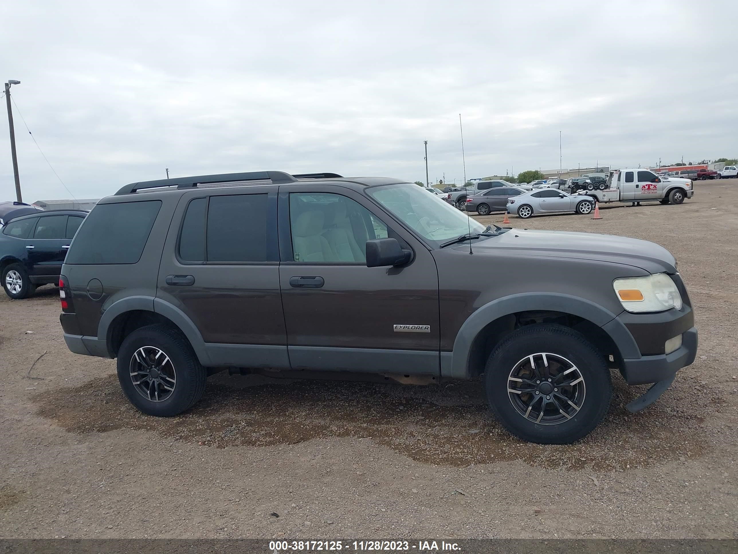 Photo 12 VIN: 1FMEU63E76UB23005 - FORD EXPLORER 