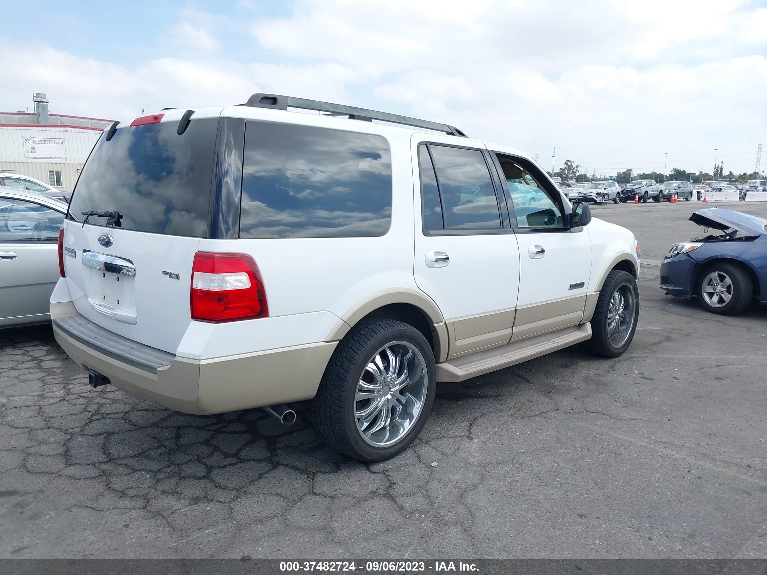 Photo 3 VIN: 1FMFU17527LA39098 - FORD EXPEDITION 