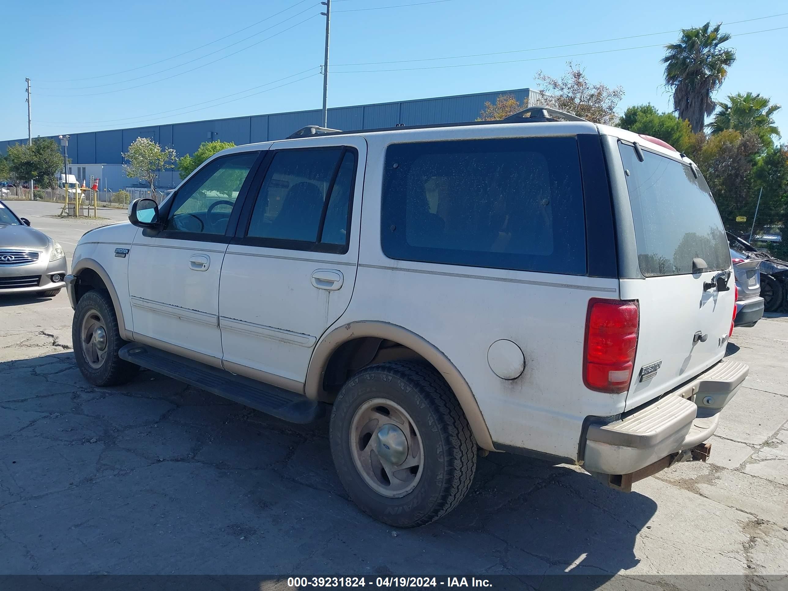 Photo 2 VIN: 1FMFU18LXVLA60999 - FORD EXPEDITION 