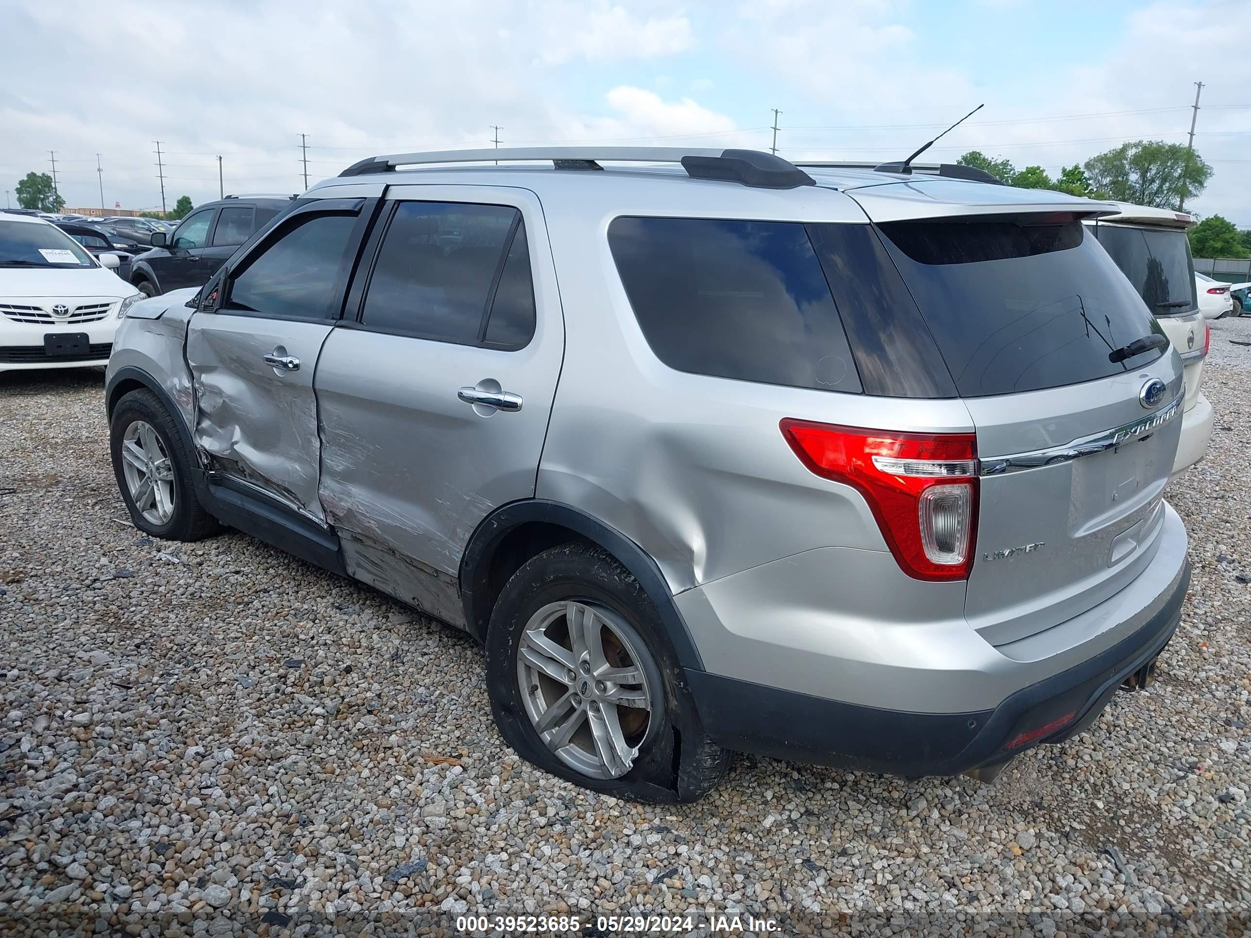 Photo 2 VIN: 1FMHK8F85BGA13759 - FORD EXPLORER 