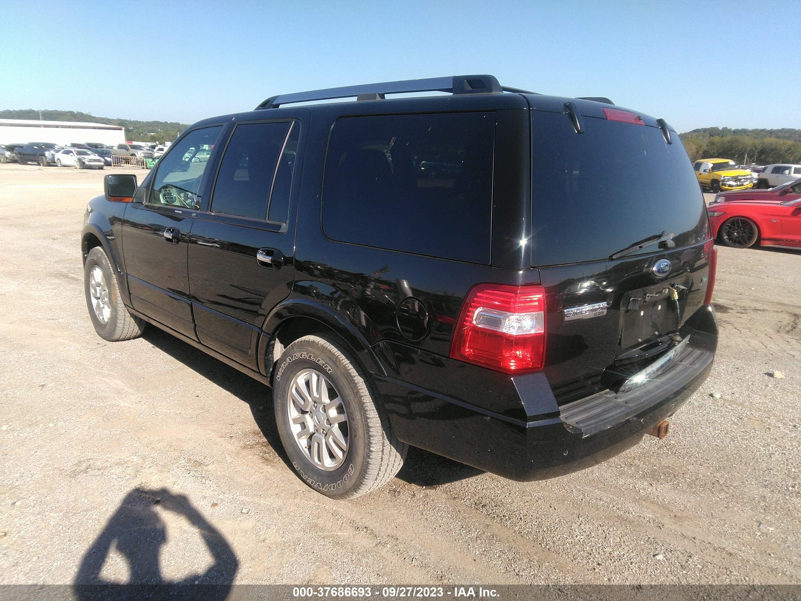 Photo 2 VIN: 1FMJU1K5XDEF28947 - FORD EXPEDITION 