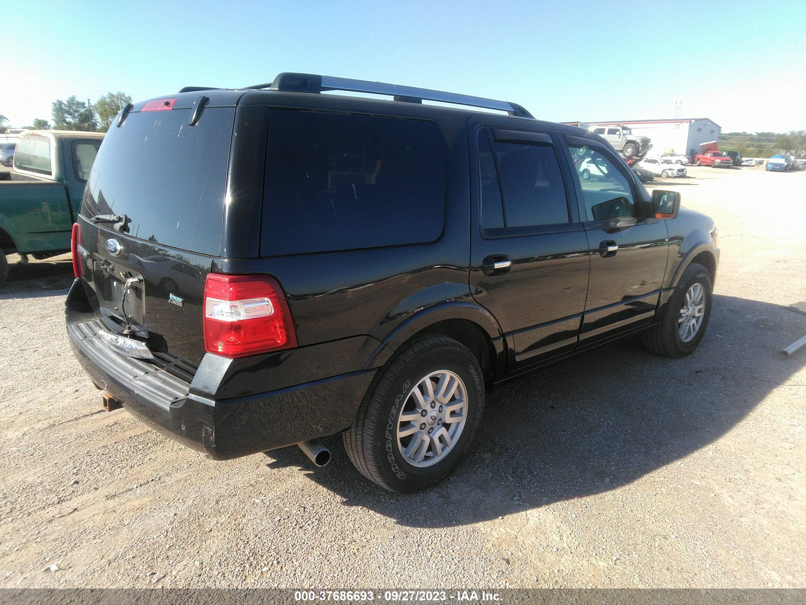 Photo 3 VIN: 1FMJU1K5XDEF28947 - FORD EXPEDITION 