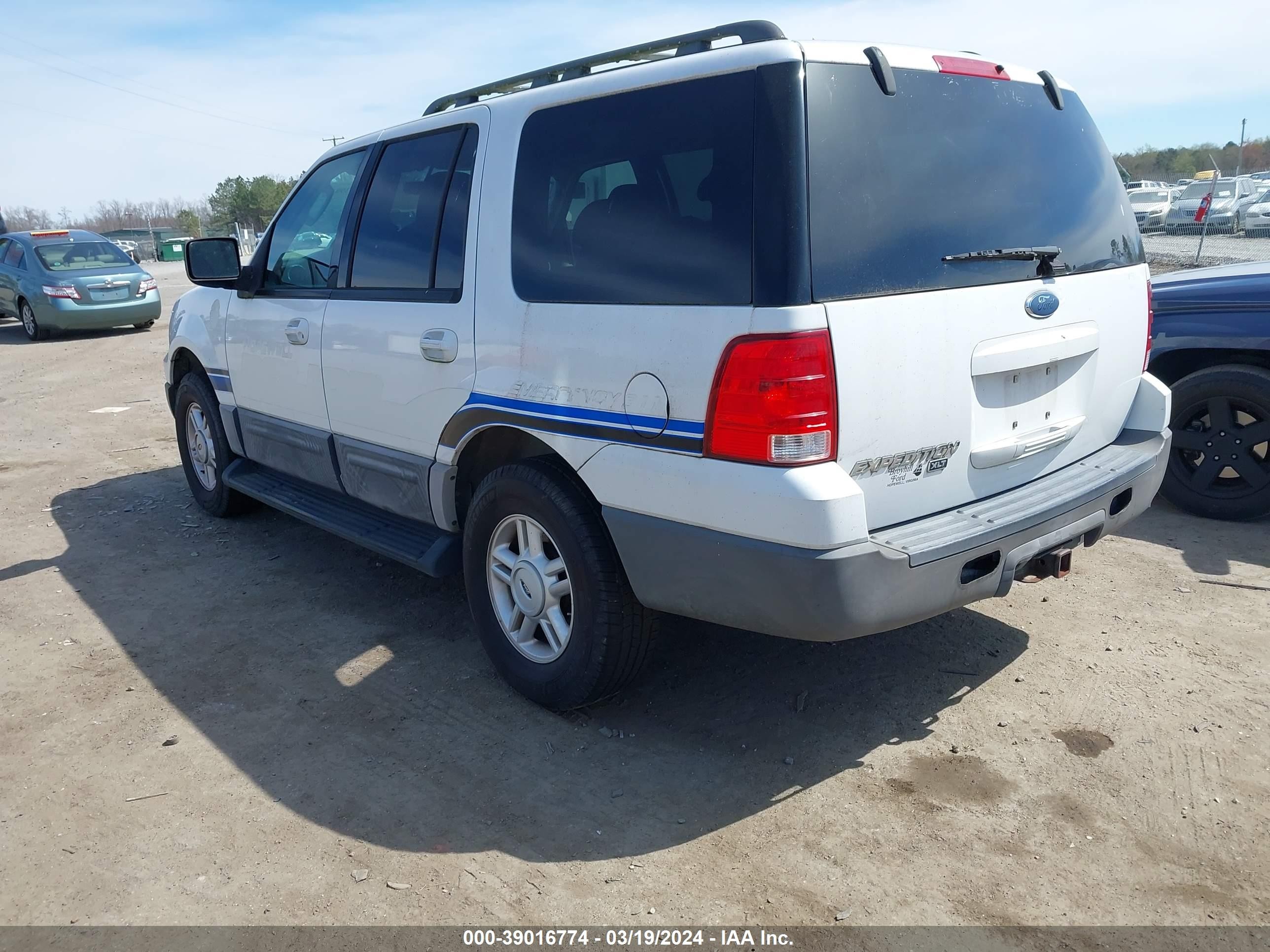 Photo 2 VIN: 1FMPU15555LA93743 - FORD EXPEDITION 