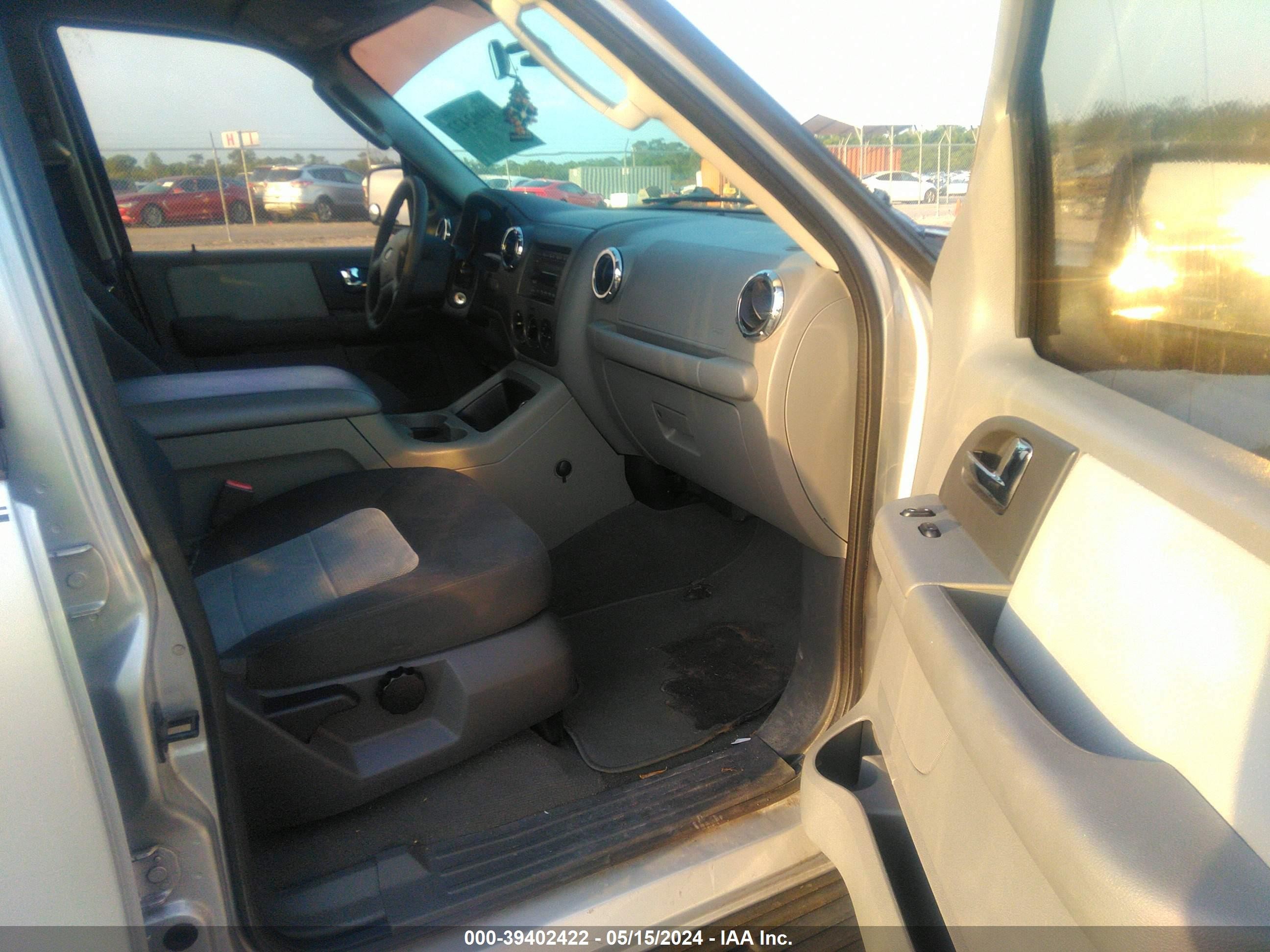 Photo 4 VIN: 1FMPU15585LA49705 - FORD EXPEDITION 