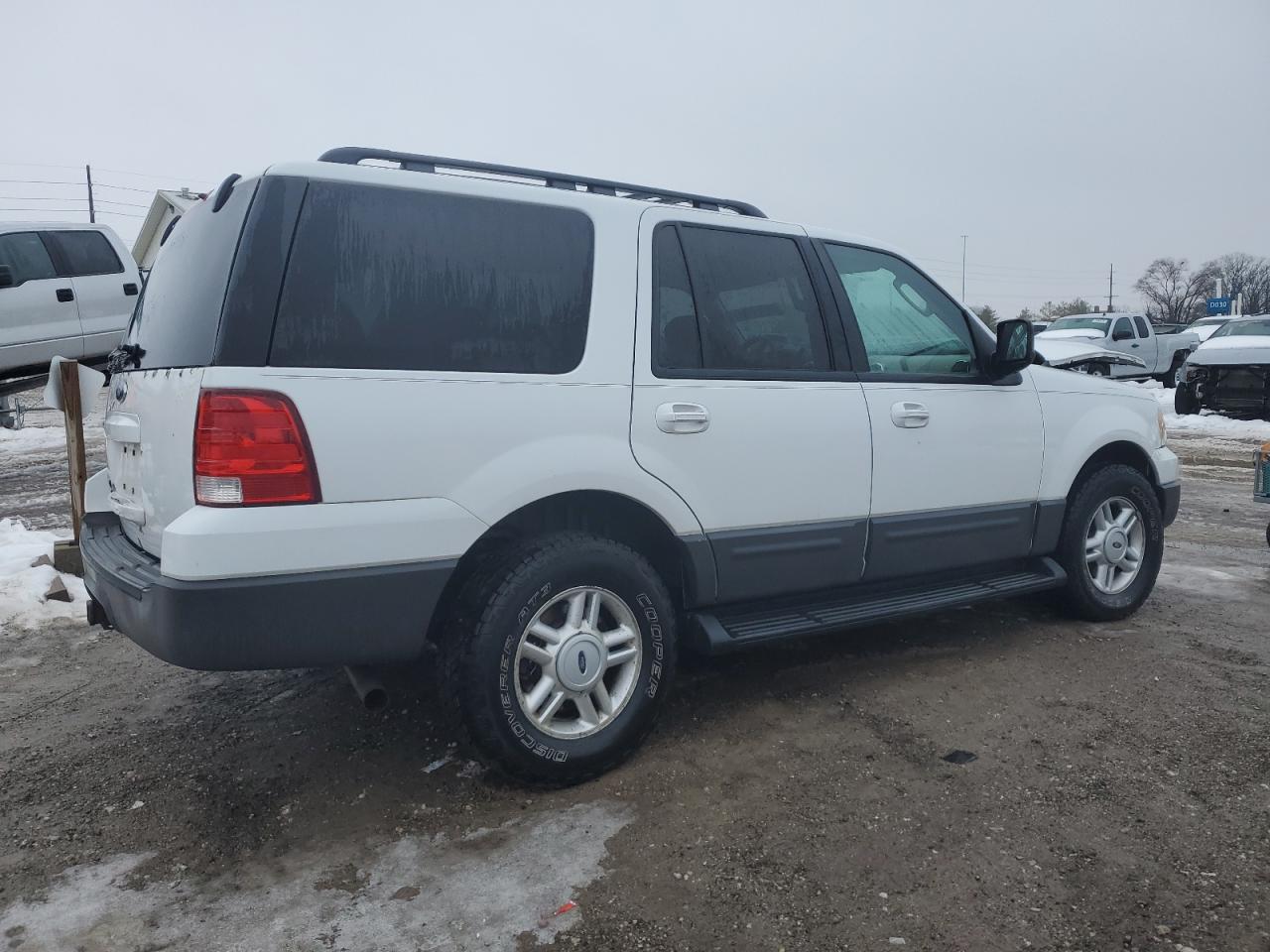 Photo 2 VIN: 1FMPU16525LB09315 - FORD EXPEDITION 