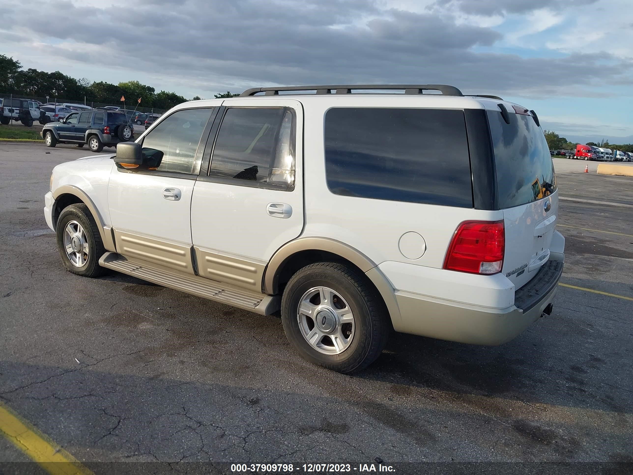 Photo 2 VIN: 1FMPU18525LA76765 - FORD EXPEDITION 